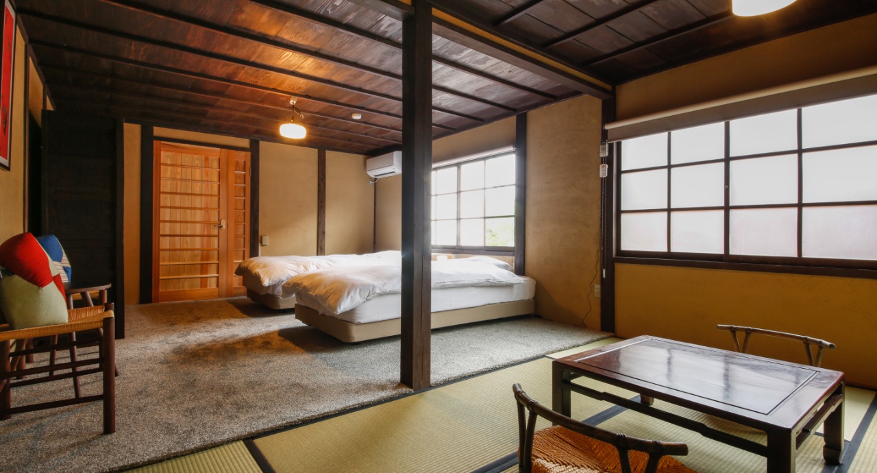 古民家の宿 加里屋旅館Q — 畳と洋間が地続きになった母屋の客室「撫子」