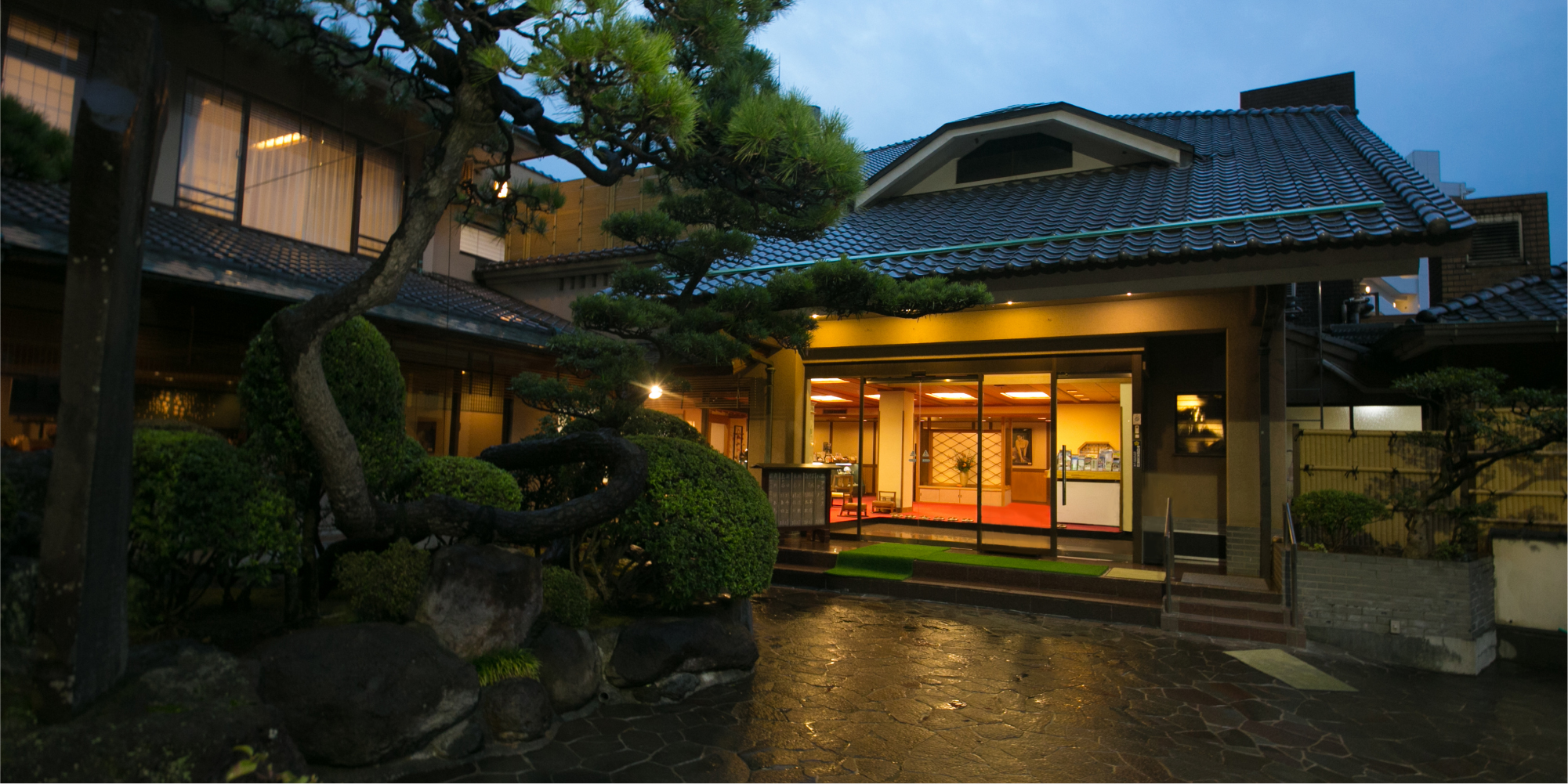 熱海温泉 古屋旅館 — 熱海市東海岸町 · 1806年創業、松と石畳の玄関まわりを持つ老舗温泉旅館