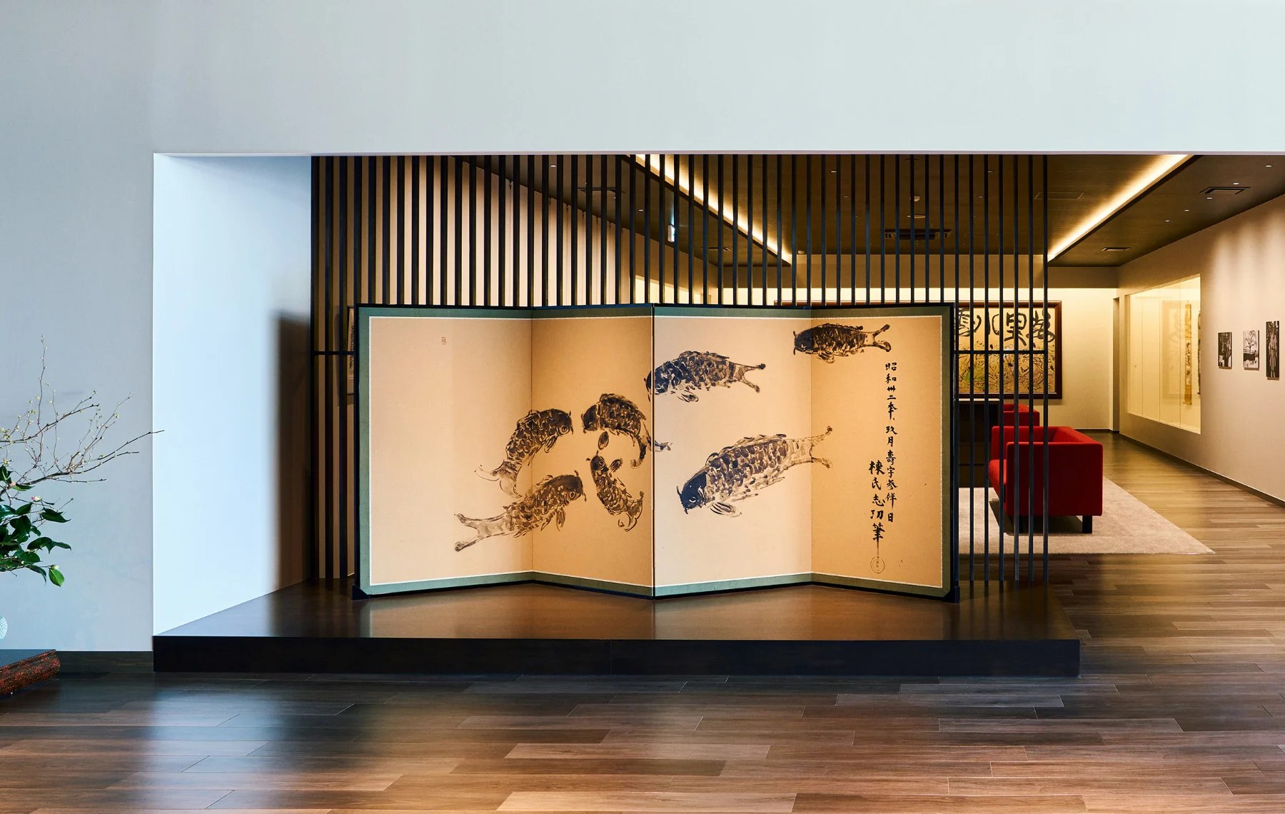 椿館 — 青森市浅虫温泉 · 棟方志功の倭画を掲げた館内のギャラリー空間