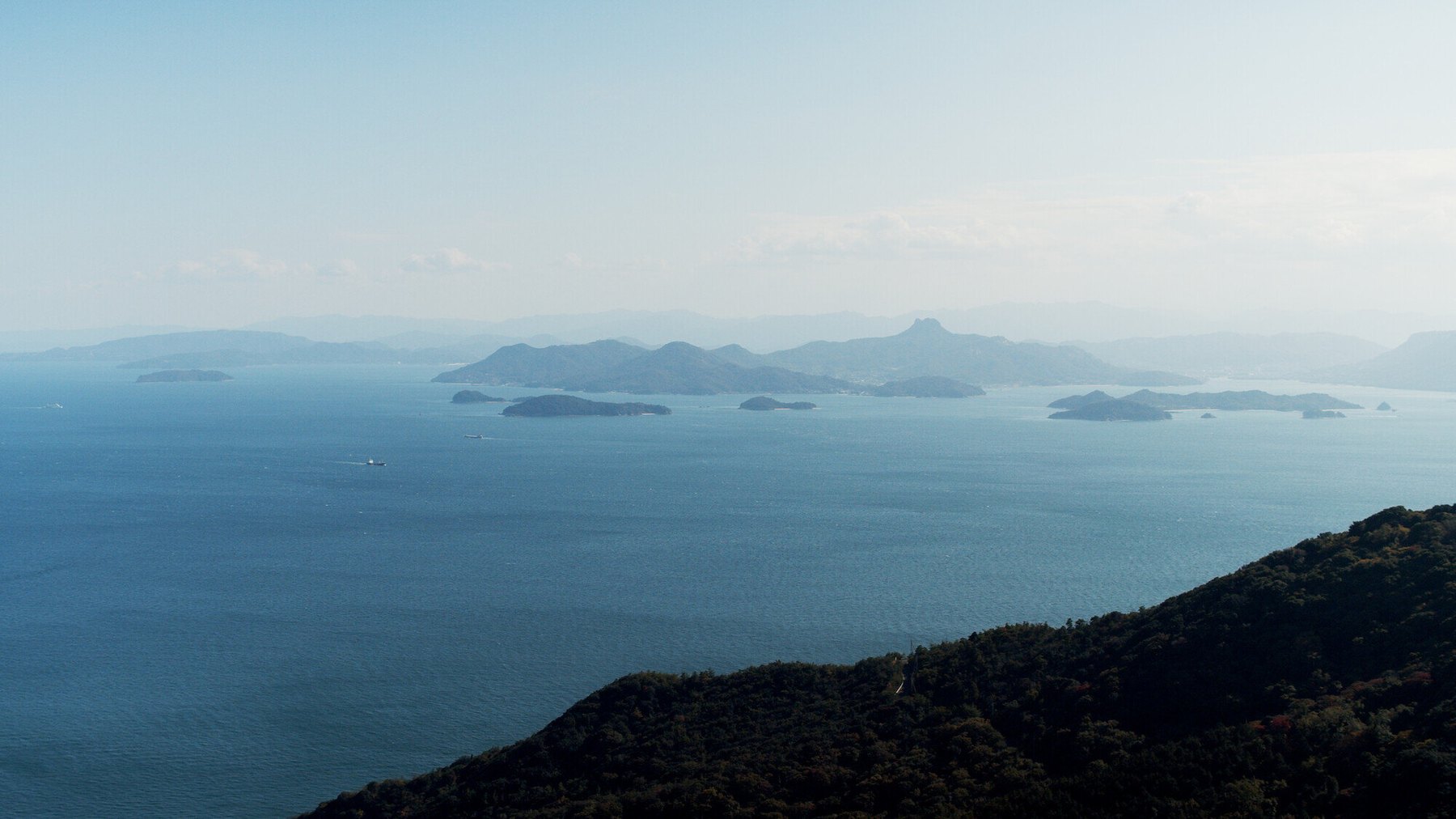 直島から望む瀬戸内海 — 多島美の風景と島影が重なる、ベネッセアートサイト直島の立地環境