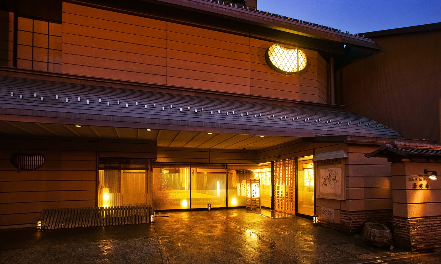 本陣平野屋 花兆庵 — 岐阜県高山市本町 · 高山陣屋前の通りに面した、灯りの入った玄関まわりの夜景