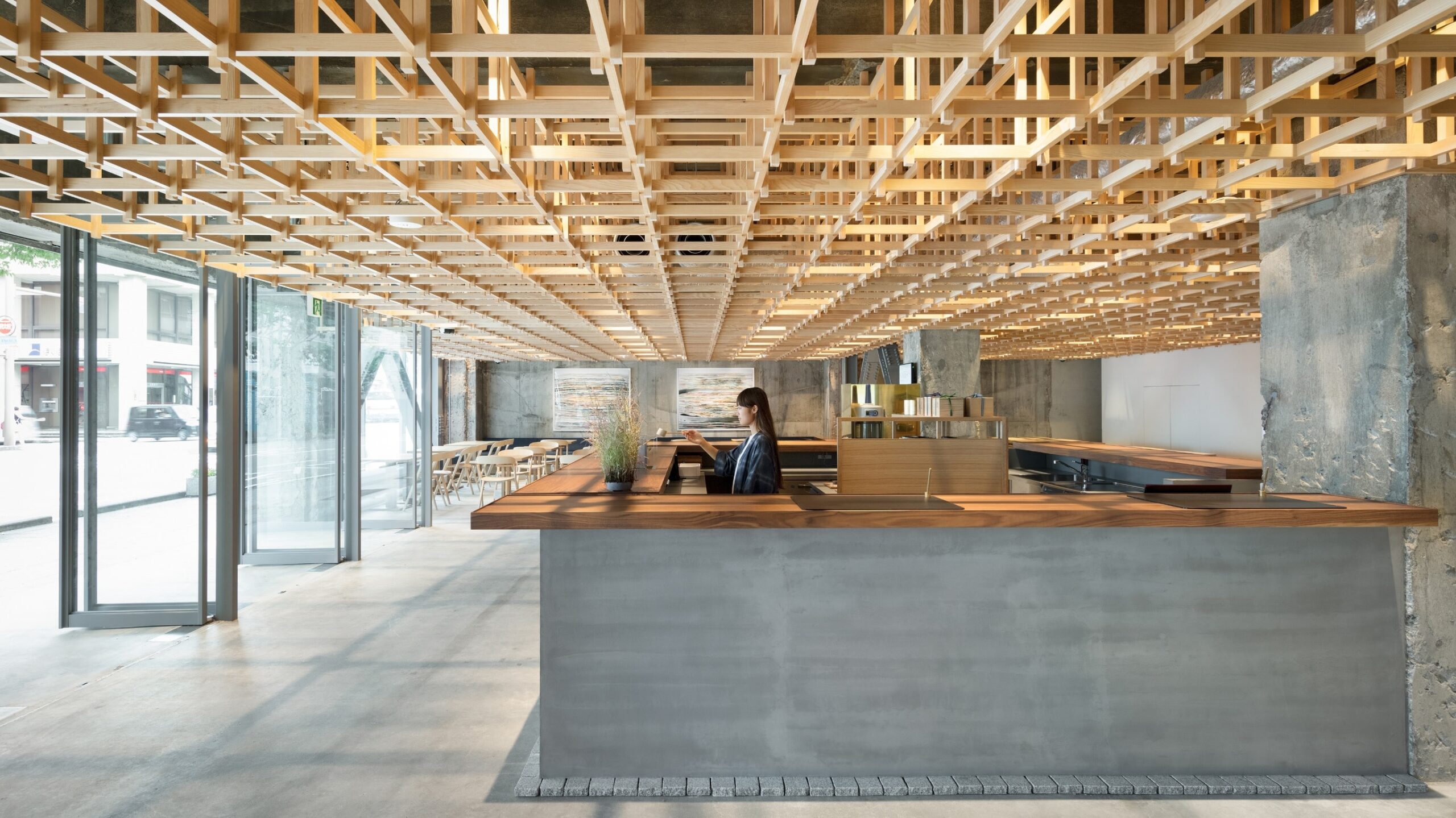 KUMU 金沢 by THE SHARE HOTELS — 石川・上堤町 · 木の格子天井が架かる1階ティーサロンのカウンター