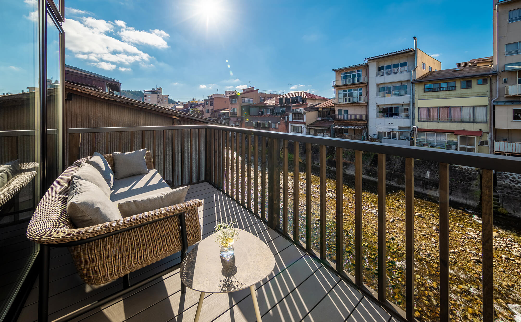 THE MACHIYA HOTEL TAKAYAMA — 岐阜県高山市八軒町 · 宮川に張り出したテラス席から見る高山の家並みと浅瀬