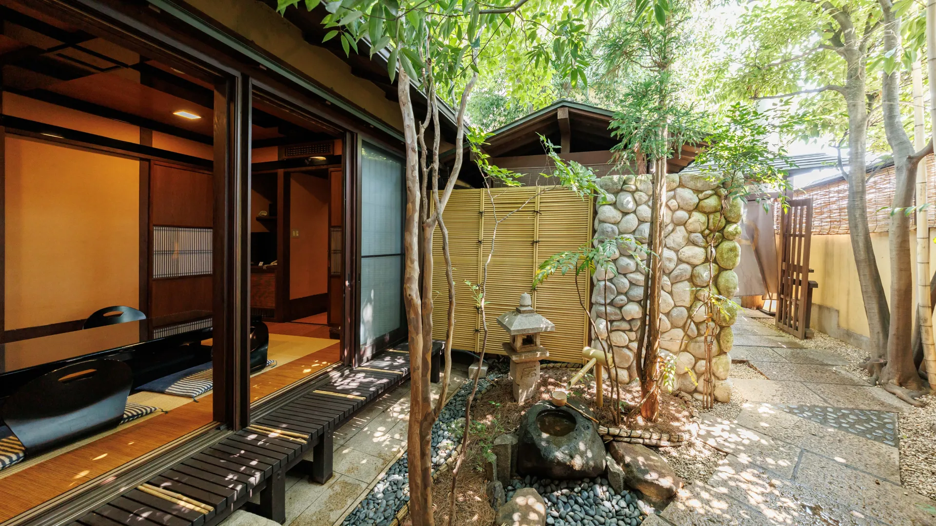 追分屋旅館 — 長野県松本市里山辺・美ヶ原温泉 · 石灯籠と苔を配した坪庭に面した和室と縁側