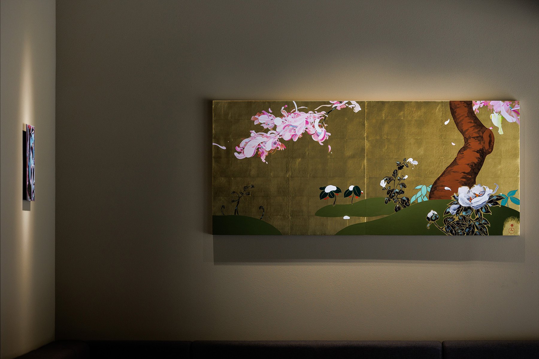 直島旅館 ろ霞 — 館内に展示された金地の屏風作品、間接照明に浮かぶ廊下のアート展示