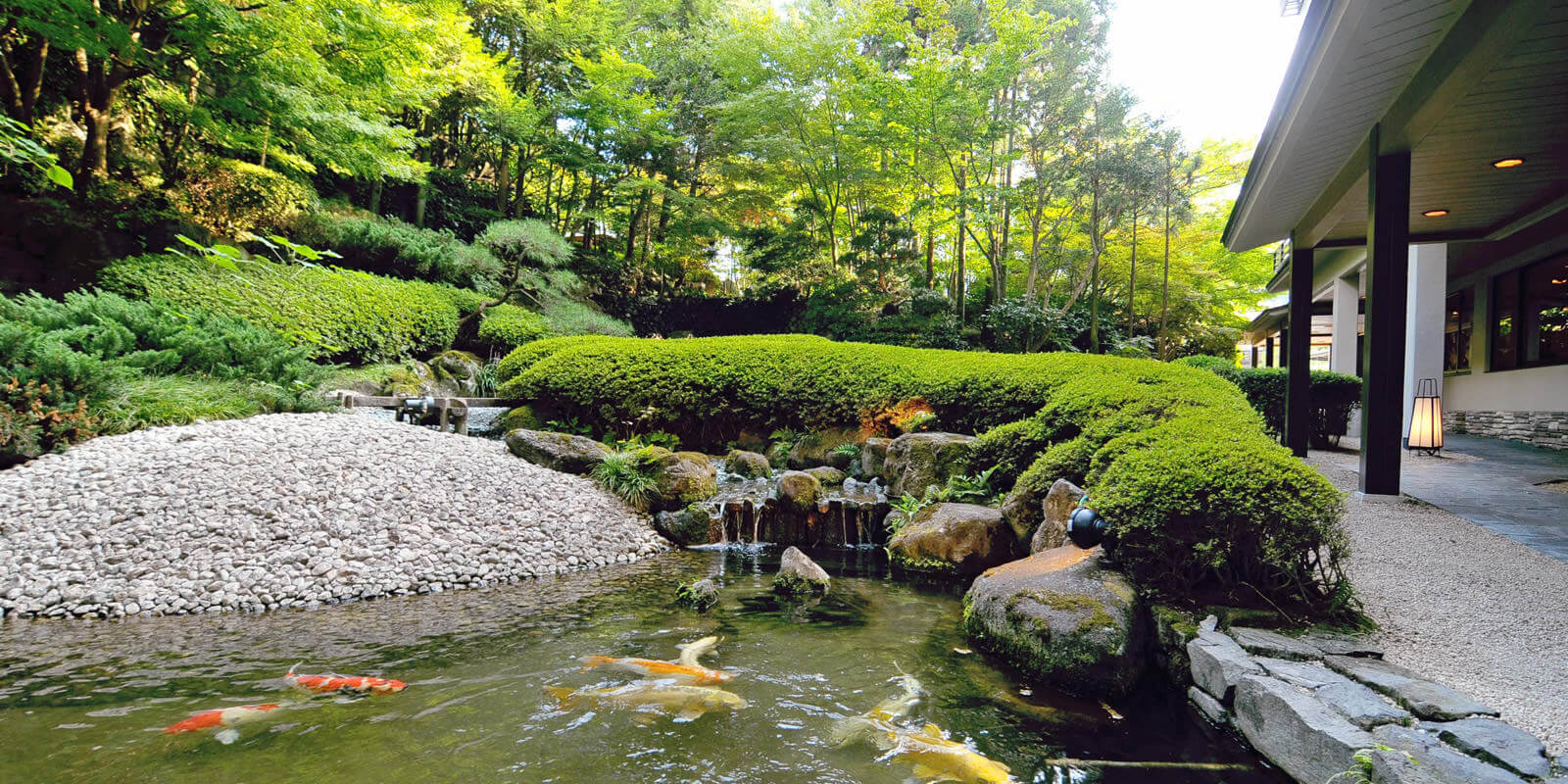 有馬温泉 中の坊 瑞苑 — 兵庫・神戸市北区 · 錦鯉の泳ぐ池と苔庭に面した、段差の少ない平屋の回廊