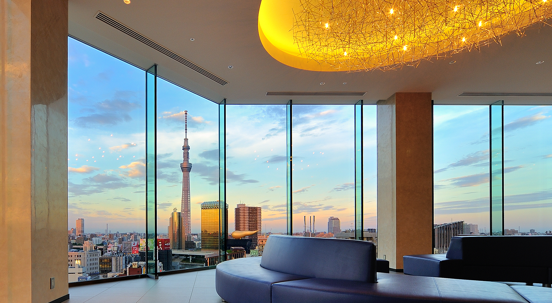 THE GATE HOTEL 雷門 by HULIC — 東京・浅草雷門 · 13階ラウンジの全面ガラスから東京スカイツリーと浅草の街を望む