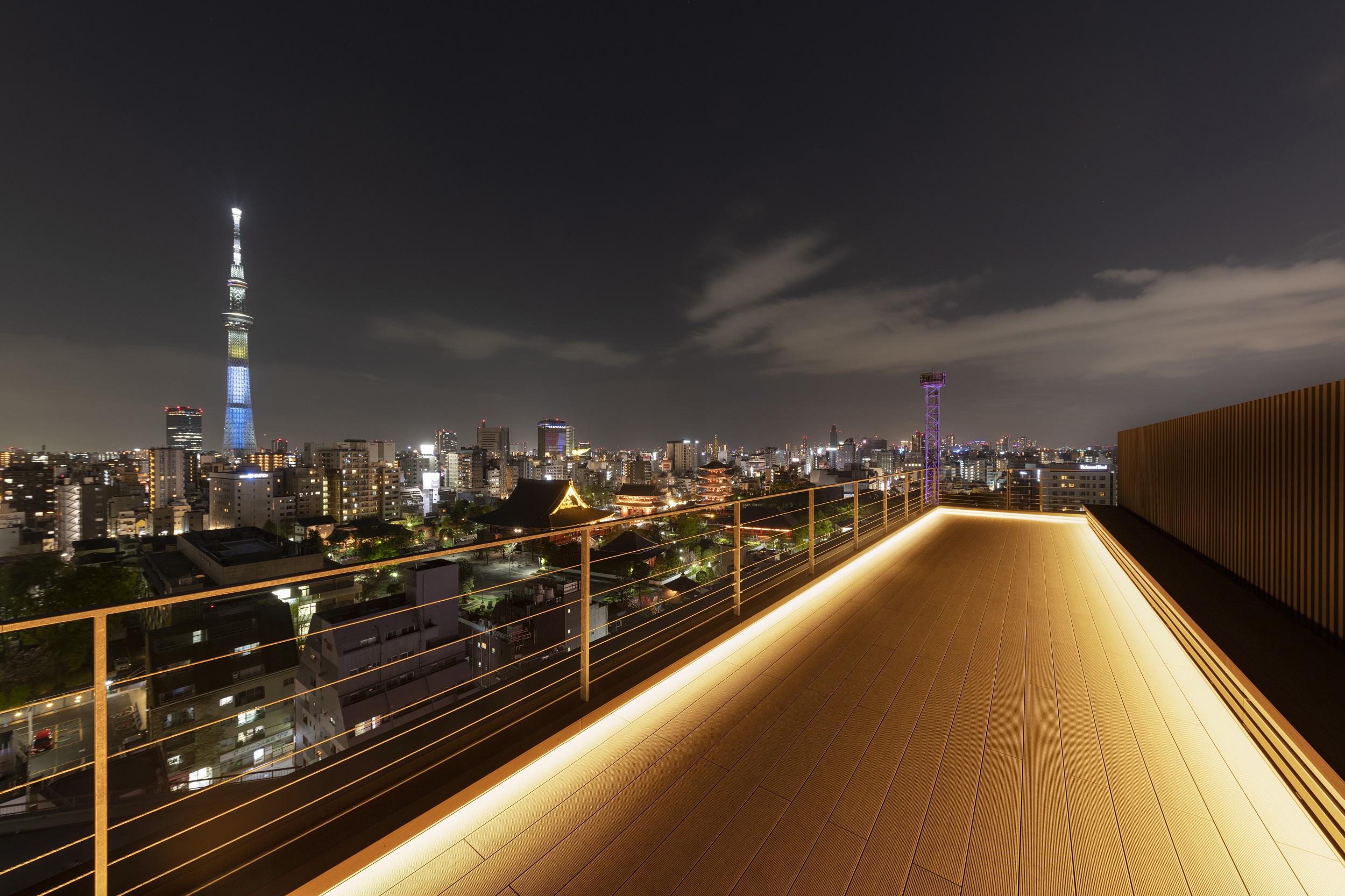 THE KANZASHI TOKYO ASAKUSA — 東京・浅草 · 宿泊者専用の屋上テラスから望む夜の浅草寺と東京スカイツリー