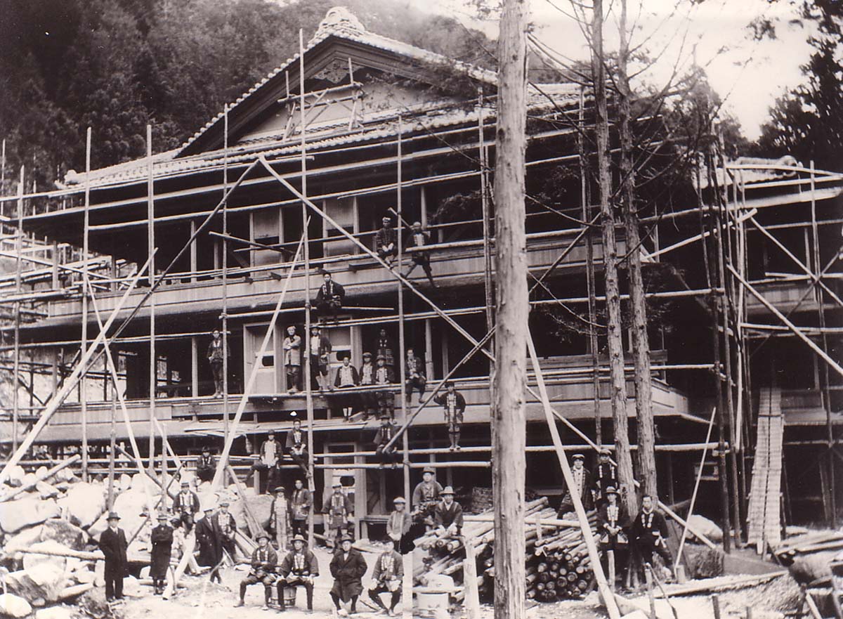 湯之島館 建設当時の記録写真 — 岐阜県下呂市 · 1929年着工、足場が組まれた木造三階建て本館と大工衆