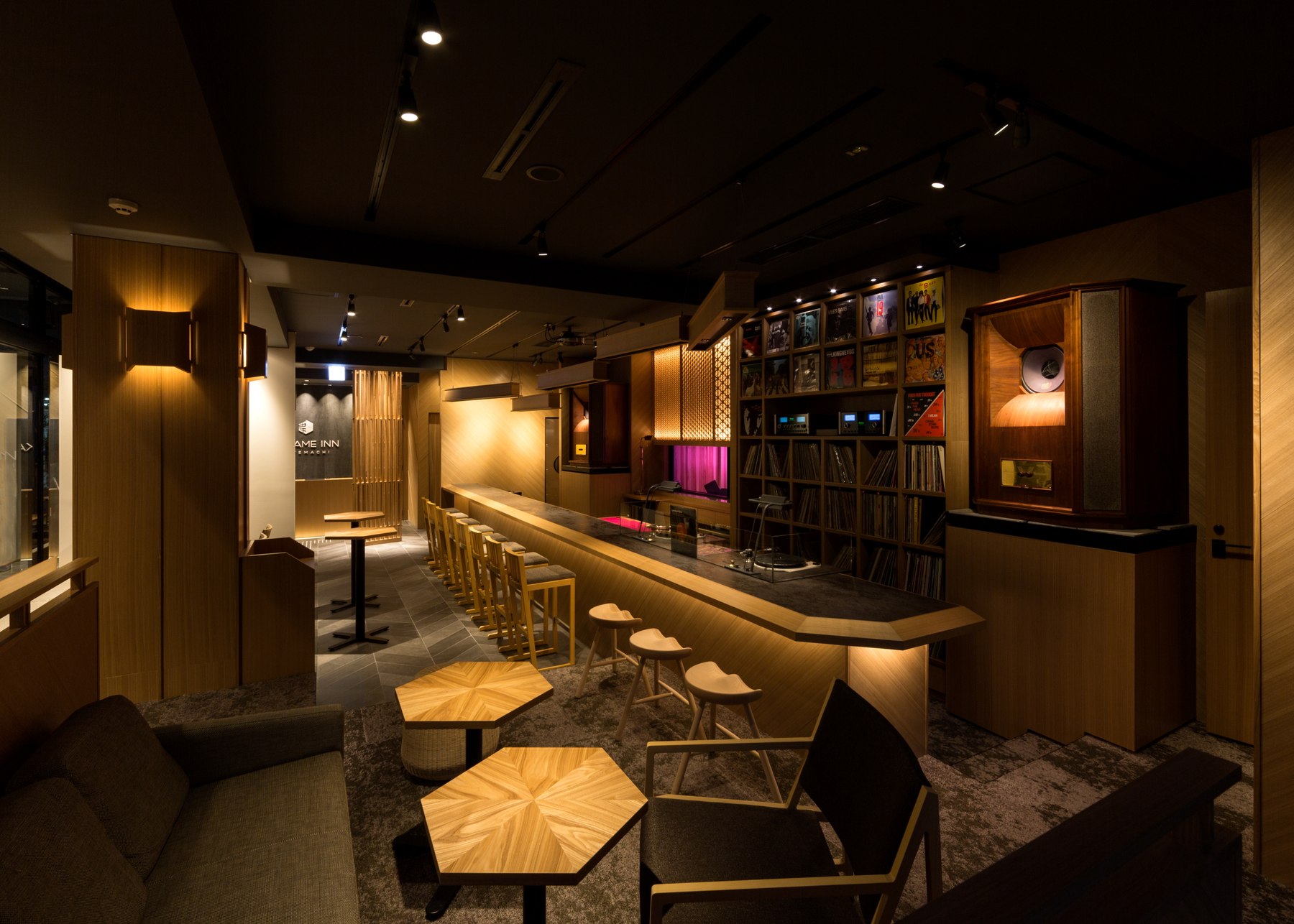 KANAME INN TATEMACHI — 金沢市竪町 · レコード棚とヴィンテージスピーカーを備えた1階ラウンジバー