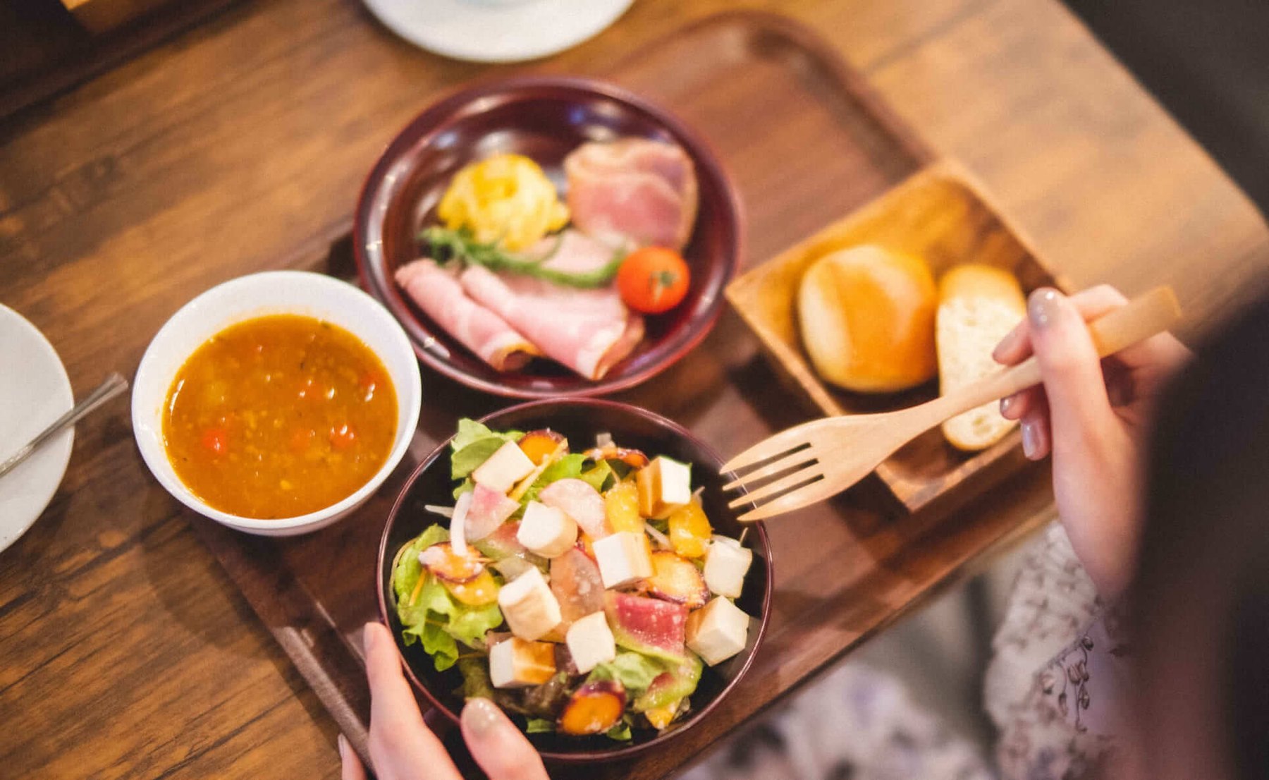LINNAS Kanazawa — 金沢市尾張町 · 漆の椀と木のトレイで供される、地元食材を用いた朝食
