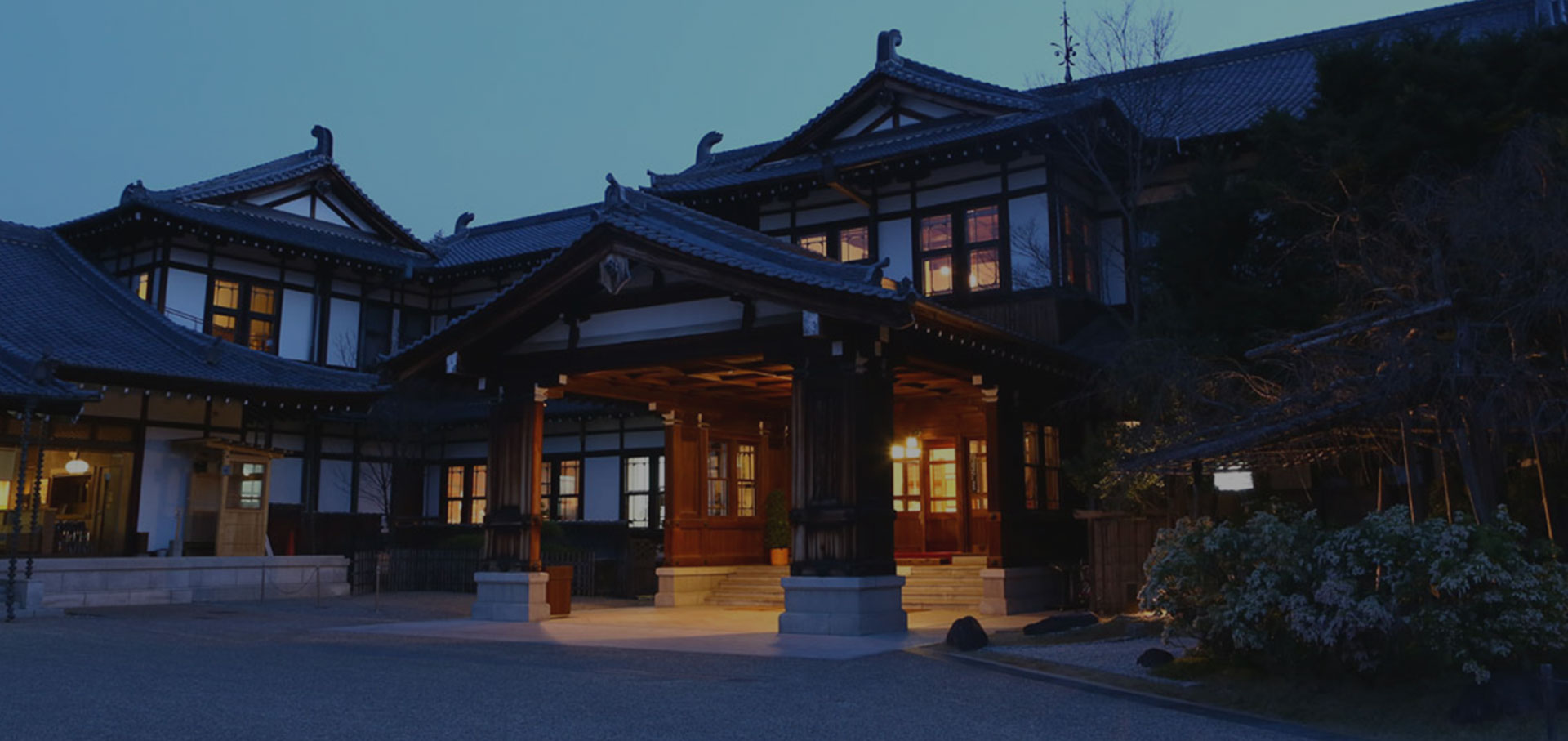 奈良ホテル — 奈良市高畑町 · 1909年開業、瓦屋根と木造車寄せをもつ本館の薄暮