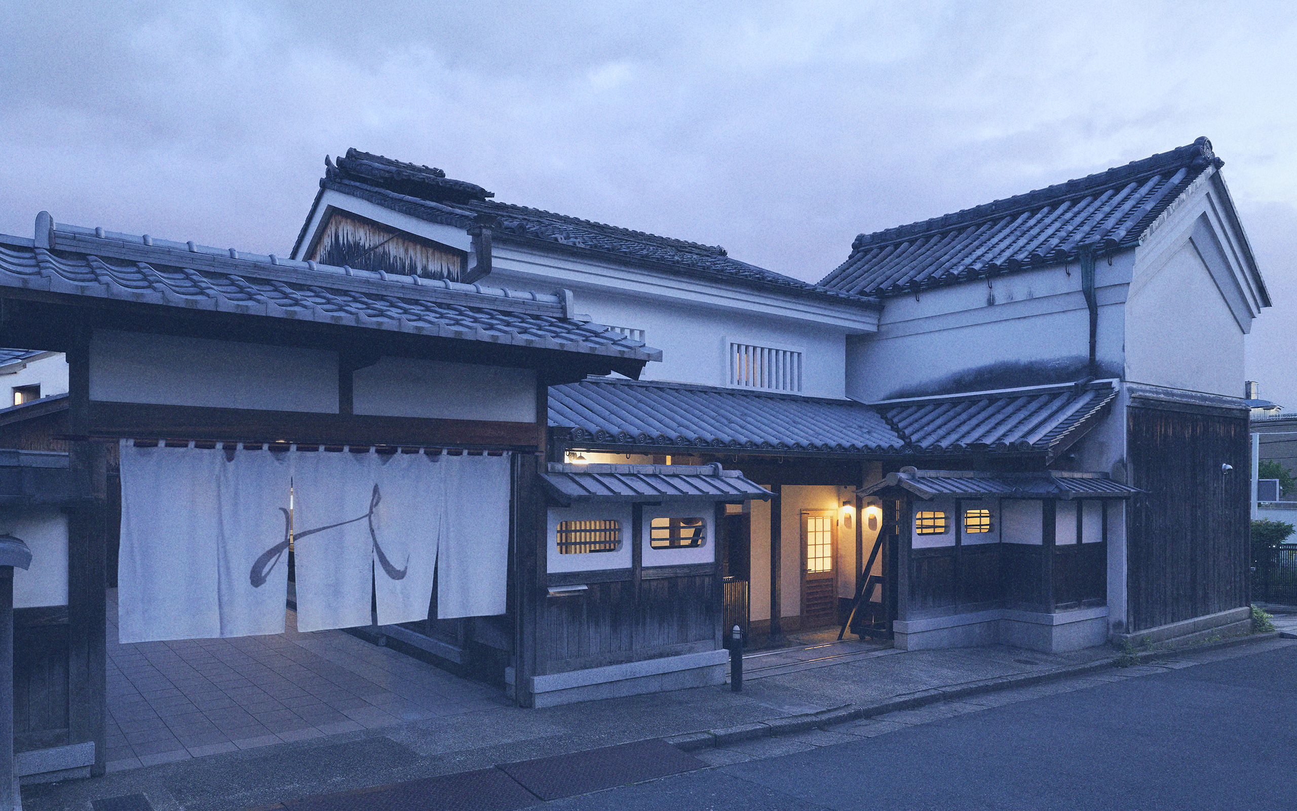 風の ならまち — 奈良市西城戸町 · 白壁と瓦屋根が続く蔵元旧邸宅の外観、暖簾の掛かる薄暮