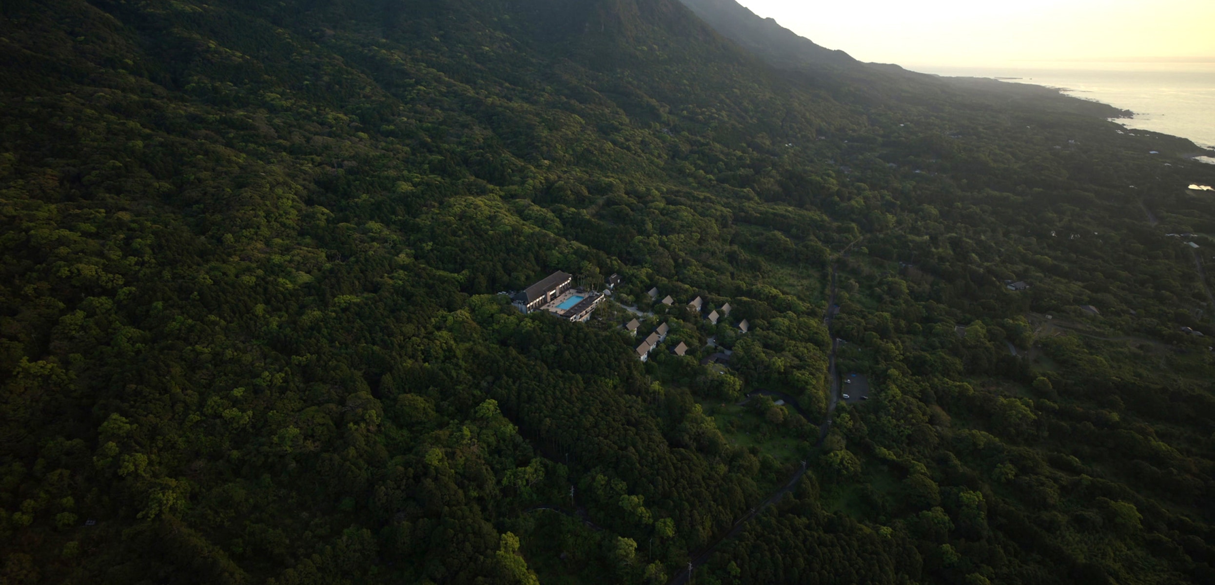 sankara hotel & spa 屋久島 — 屋久島町 · 照葉樹林に埋もれるように建つ本館とヴィラ群、右手は太平洋