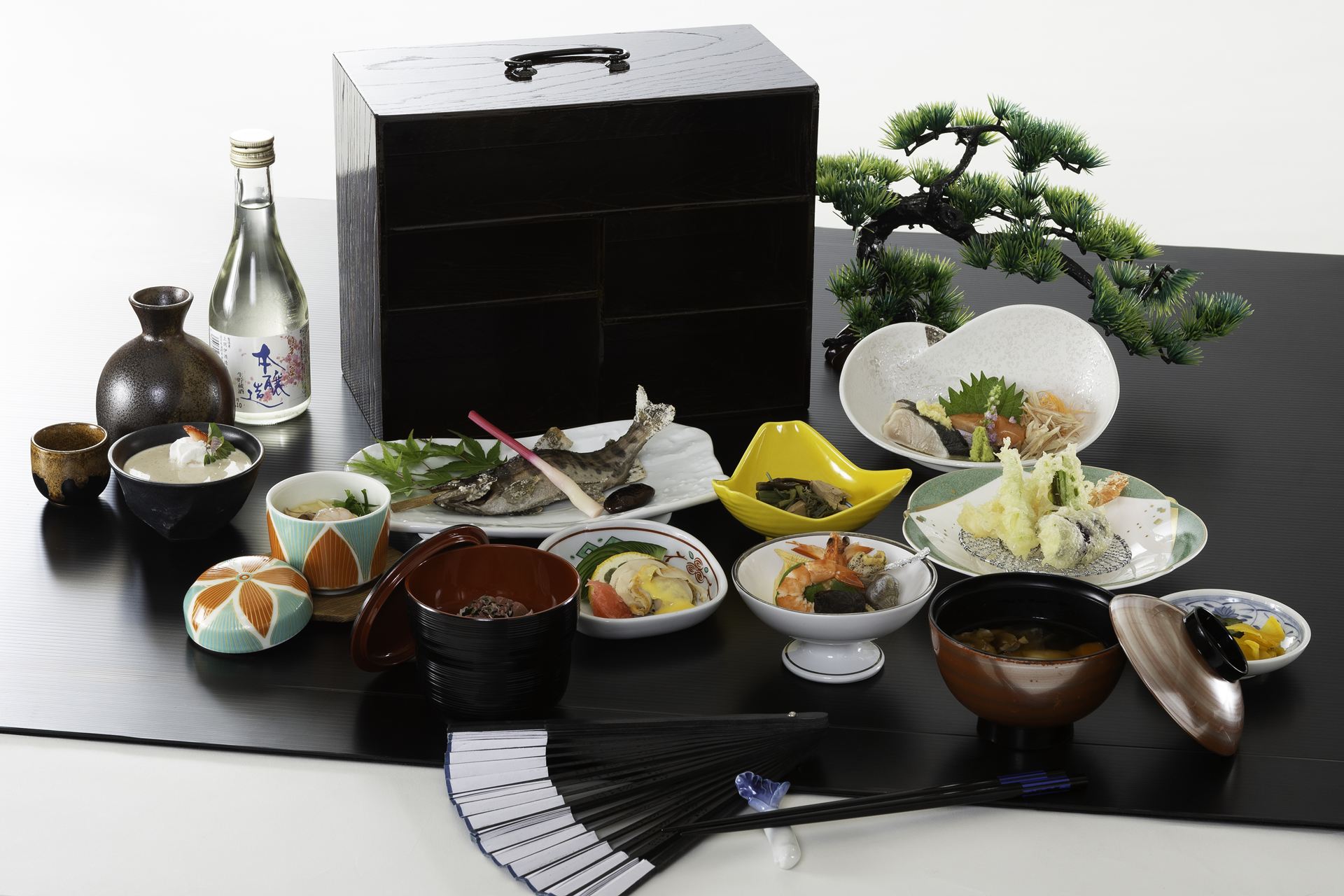 あえりあ遠野 — 岩手県遠野市 · 箪笥仕立ての器で供する夕食「和洋折衷料理」、遠野産山女魚の塩焼きとひっつみ汁