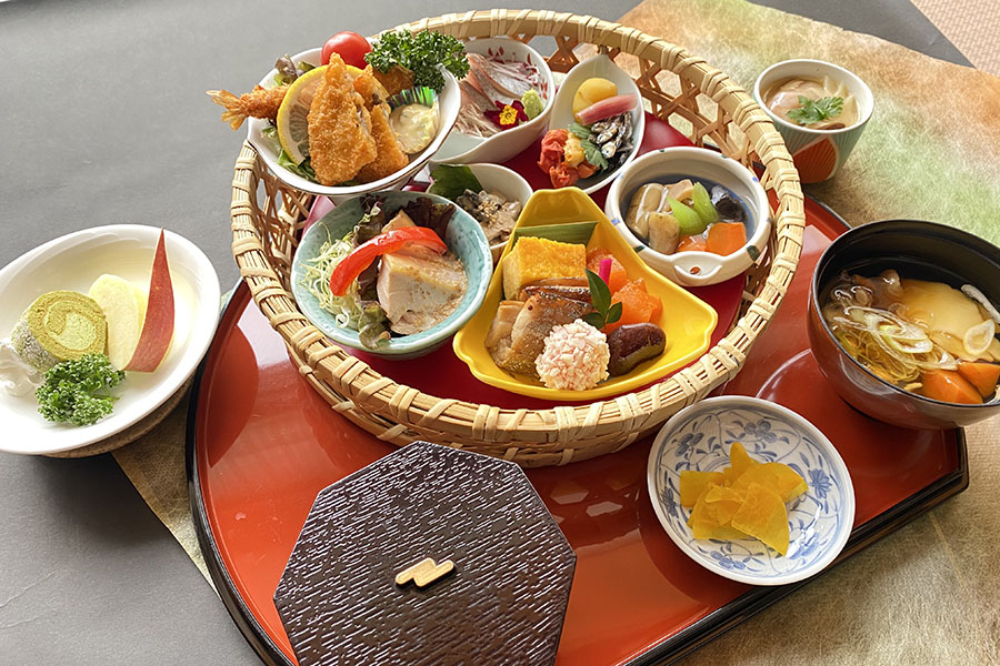 あえりあ遠野 — 岩手県遠野市 · レストラン銀杏の昼食「花籠御膳」、竹籠の小鉢とひっつみ汁