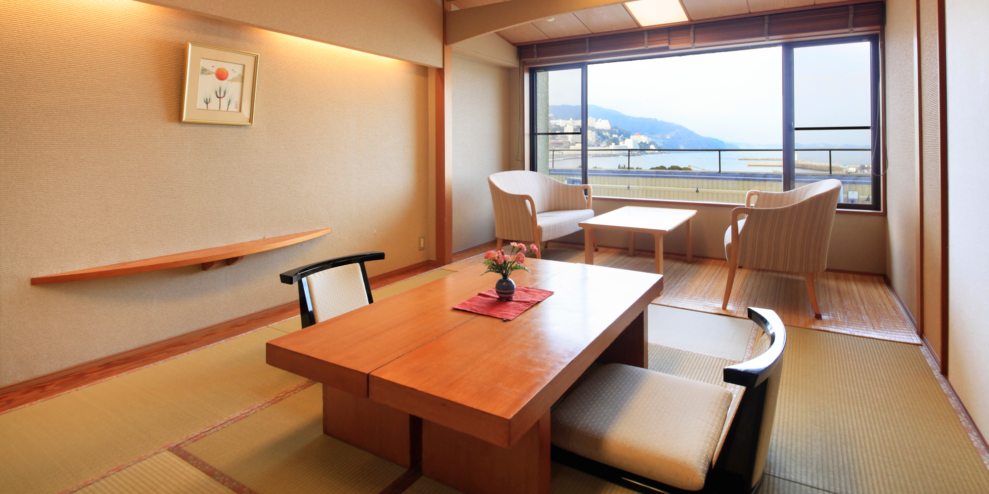 秀花園 湯の花膳 — 熱海市和田浜南町 · 窓から相模湾と熱海の街並みを望む和室