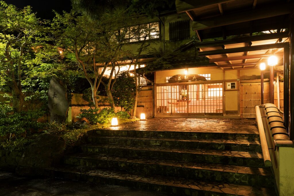なぜ2026年の親孝行は『金婚式リトリート』なのか — 結婚50年を祝う夫婦旅と、孫と祖父母をつなぐ宿の作法