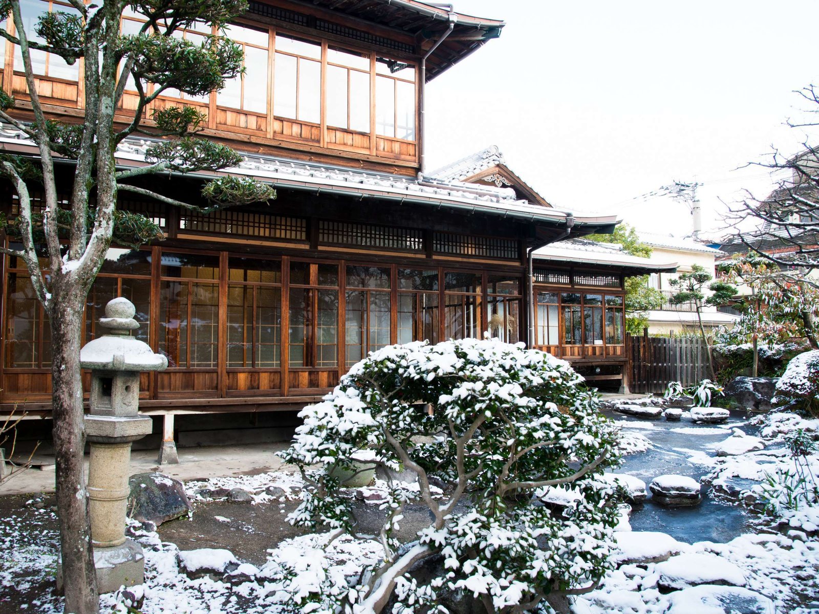 山田別荘 — 別府市北浜 · 1930年建築の別荘建築と雪の中庭