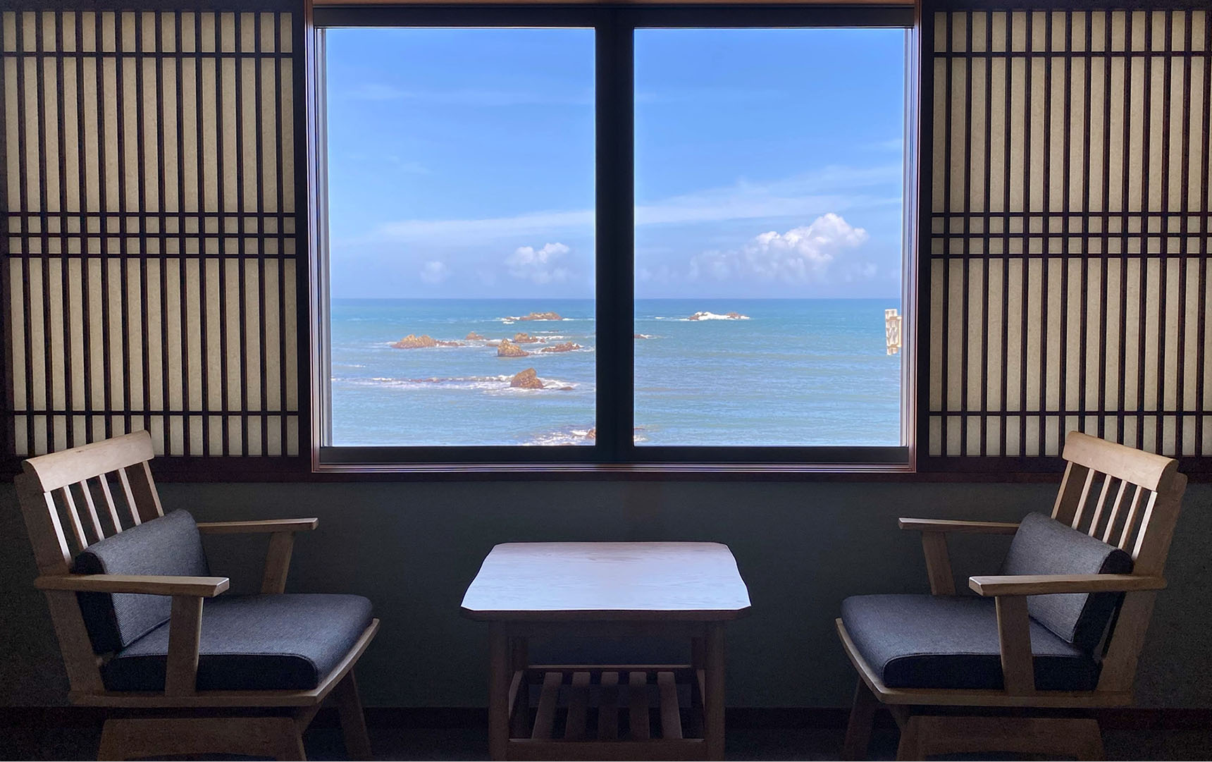 あかつきの宿 大徳 — 銚子市海鹿島町 · 格子窓の向こうに海鹿島海岸の岩礁と水平線が広がる客室