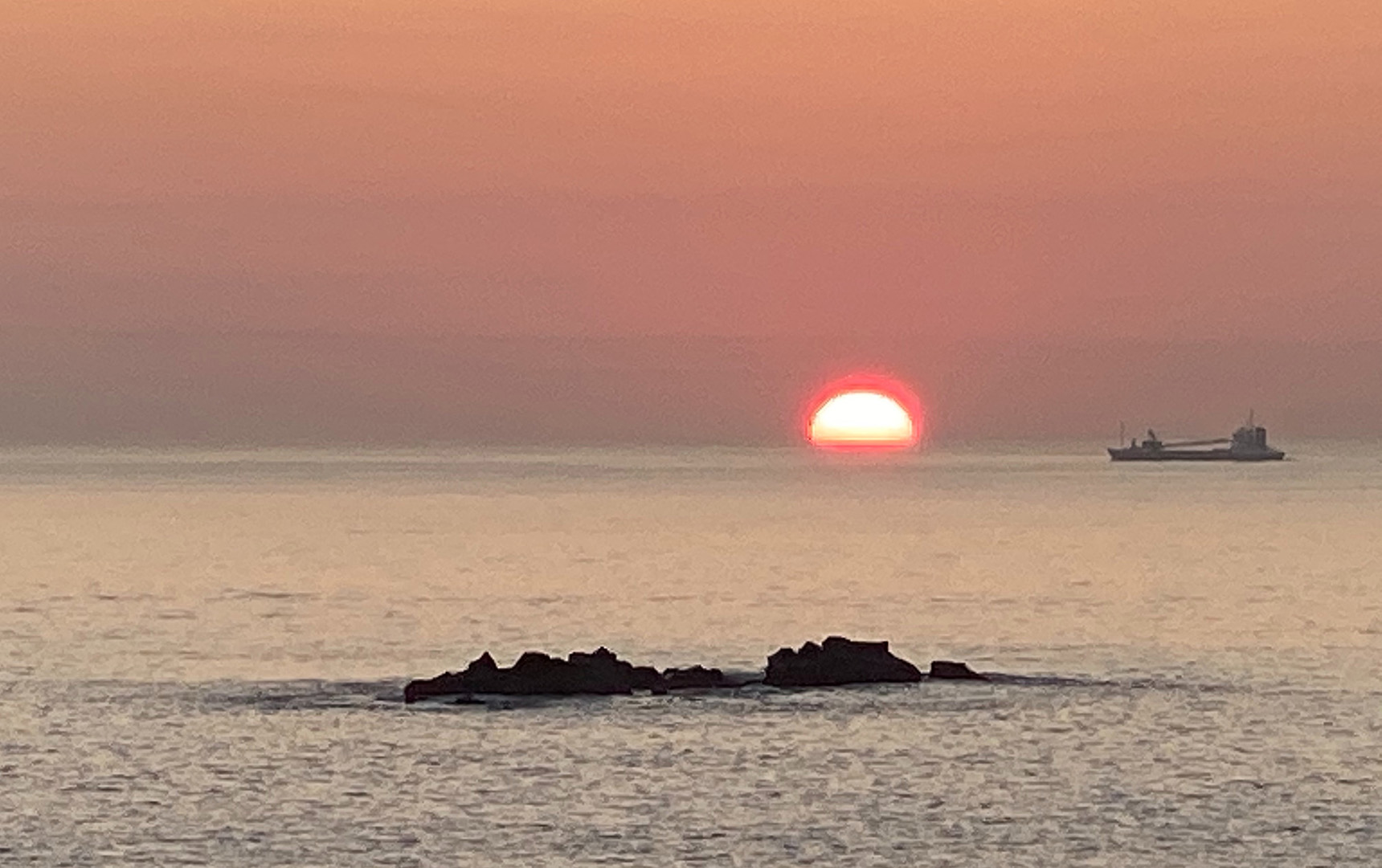 あかつきの宿 大徳 — 海鹿島海岸の岩礁の向こうに昇る朝日。春から初秋は客室から見える