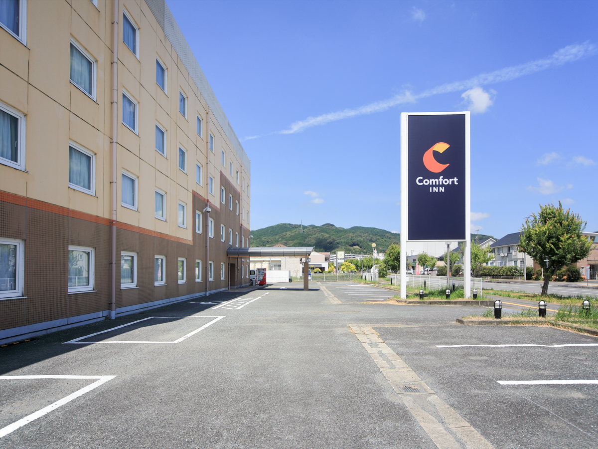 コンフォートイン鳥栖 — 佐賀県鳥栖市弥生が丘 · 敷地内に58台分の無料駐車場がある外観