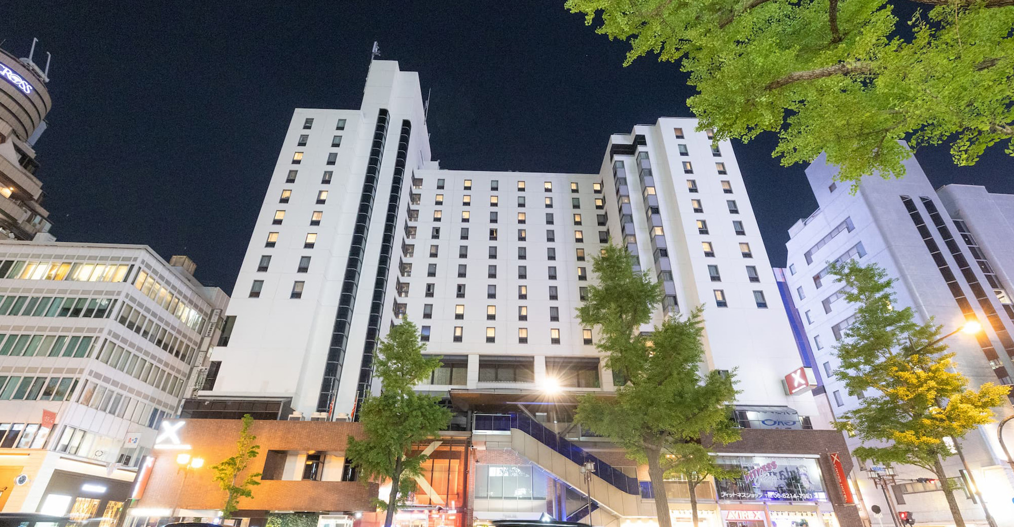 クロスホテル大阪 — 大阪市中央区・御堂筋沿い · なんばと心斎橋の間に建つホテルの夜の外観