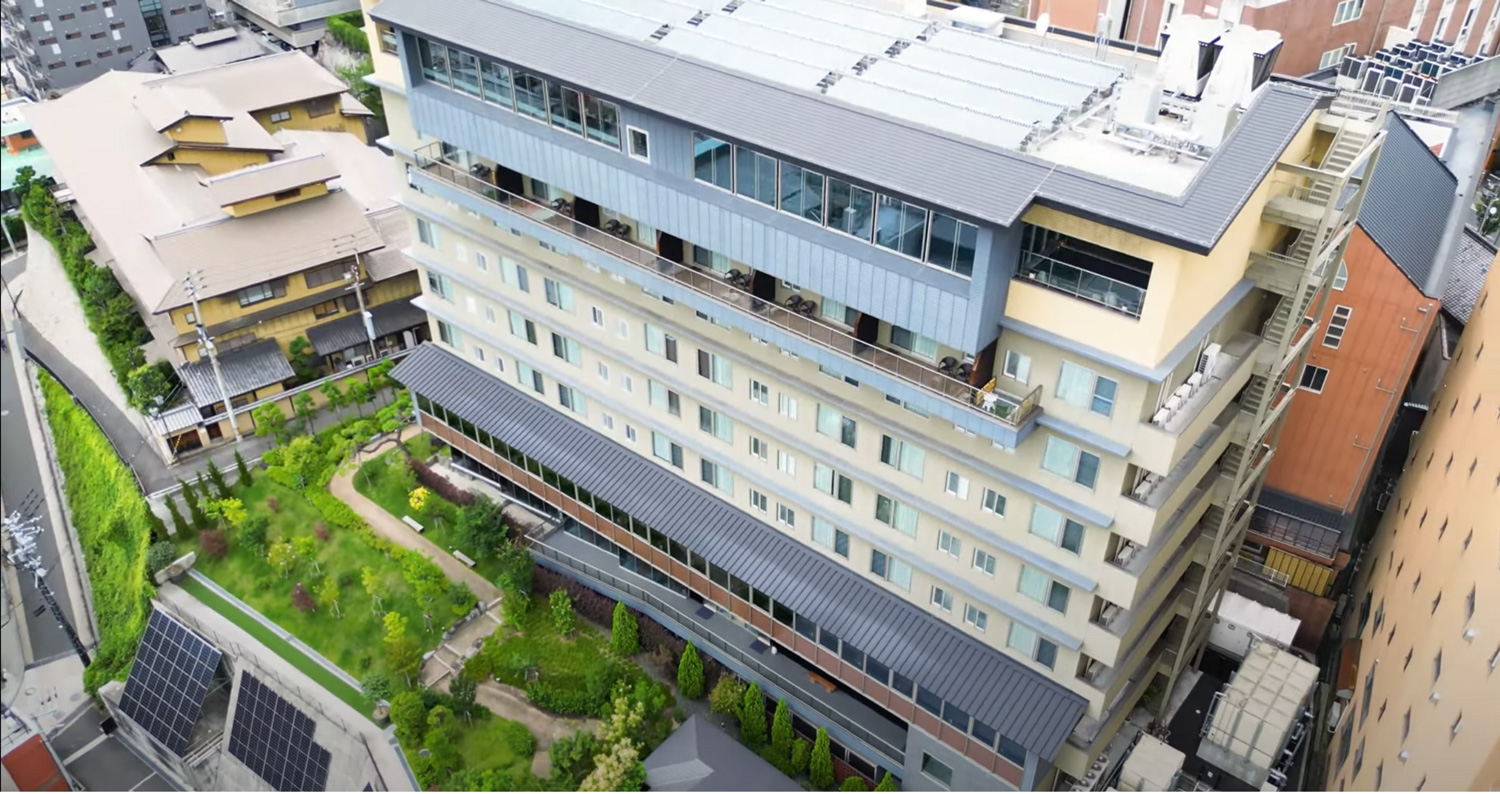 ホテル古湧園 遥 — 松山市道後鷺谷町 · 道後温泉本館の隣の高台に建つホテルの外観