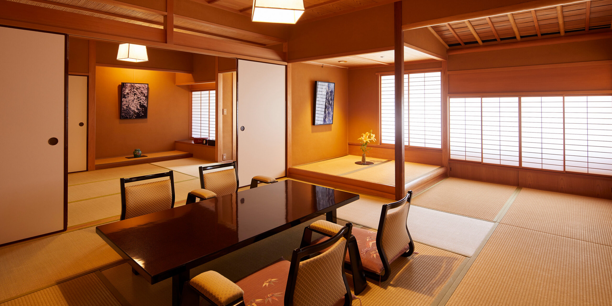 大和屋本店 — 松山市道後湯之町 · 館内にある総檜造りの能舞台「千寿殿」