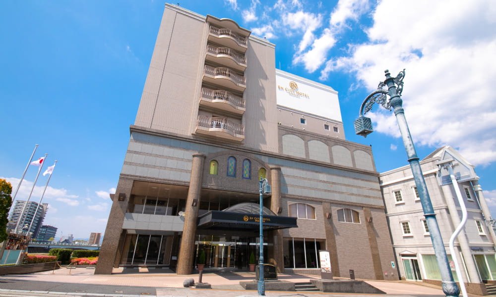 エンシティホテル延岡 — 宮崎県延岡市紺屋町 · 正面玄関側から見上げたホテルの外観