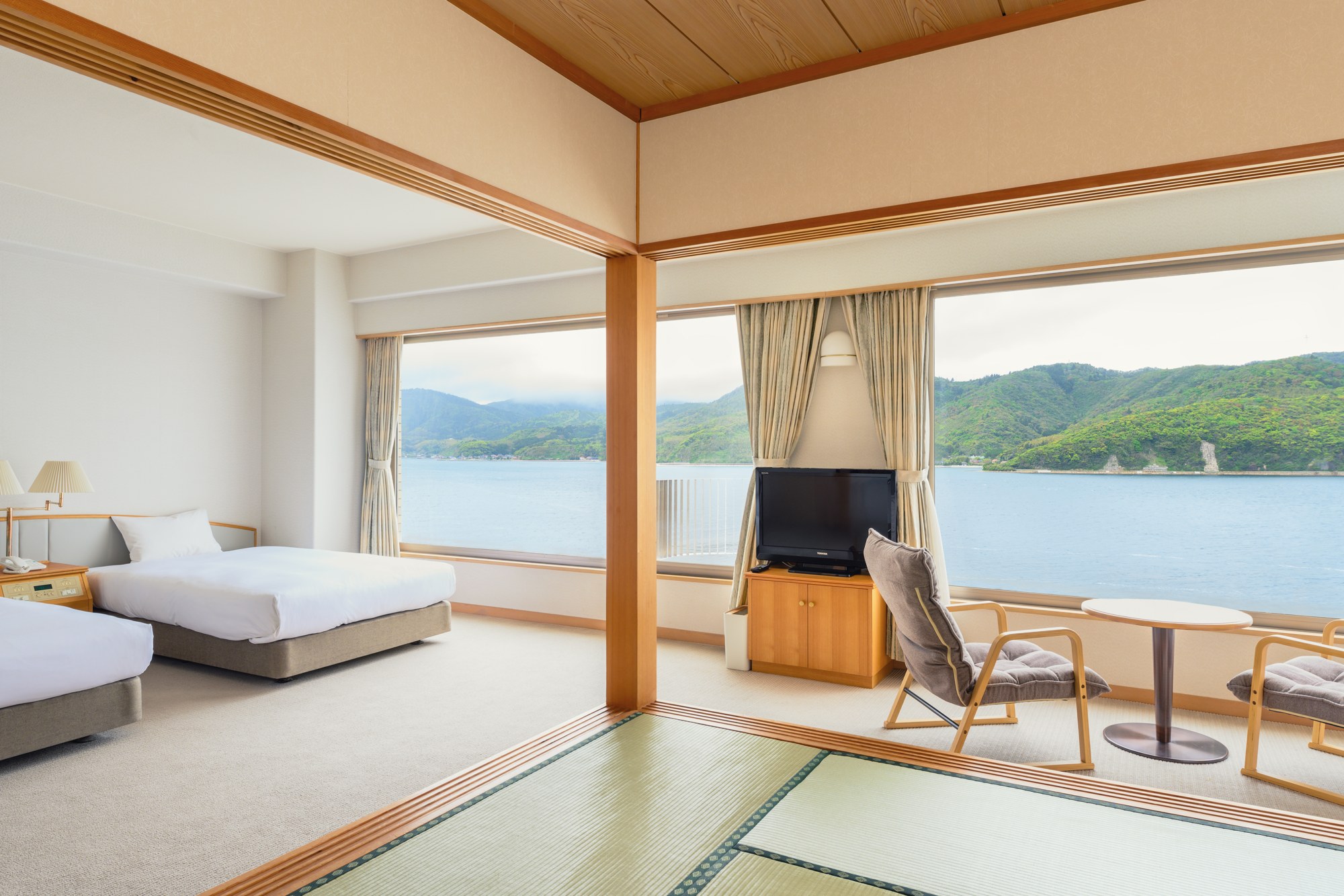 Entô — 島根県海士町・隠岐諸島 · 海に面した客室から島前カルデラの内海と対岸の山並みを望む