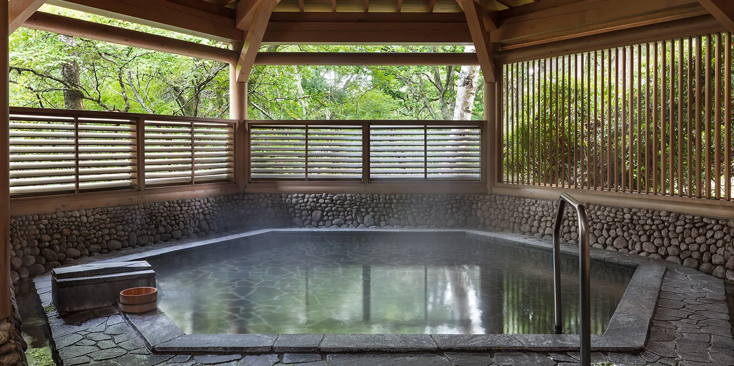 富士マリオットホテル山中湖 — 山梨県山中湖村 · 木立に囲まれた石造りの温泉露天風呂