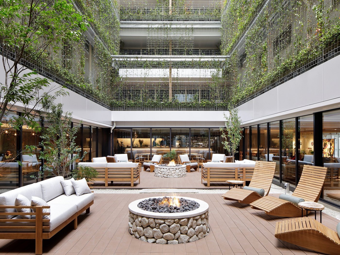 GOOD NATURE HOTEL KYOTO — 京都市下京区・四条河原町 · 緑に囲まれた中庭テラス