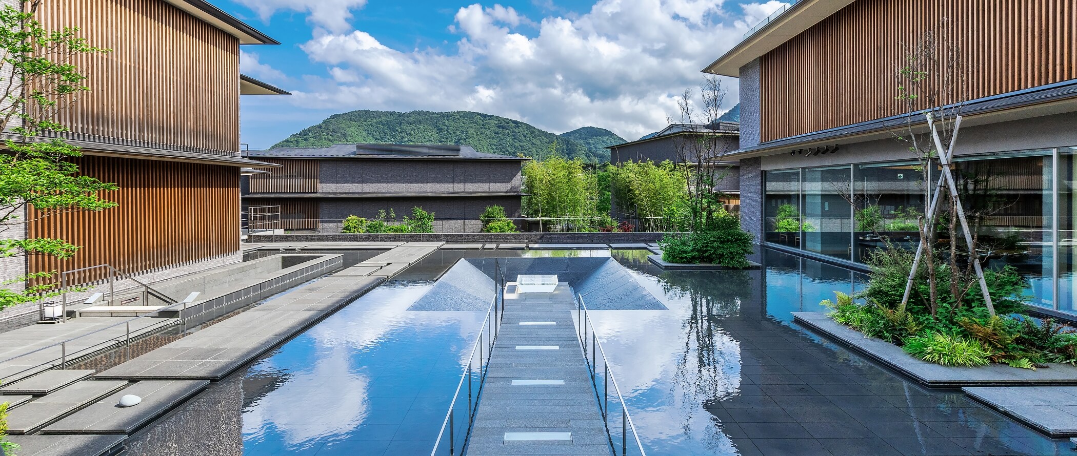 箱根・強羅 佳ら久 — 神奈川県箱根町強羅 · 東棟と西棟のあいだに水盤を配した中庭、全70室に温泉露天風呂を備える温泉旅館