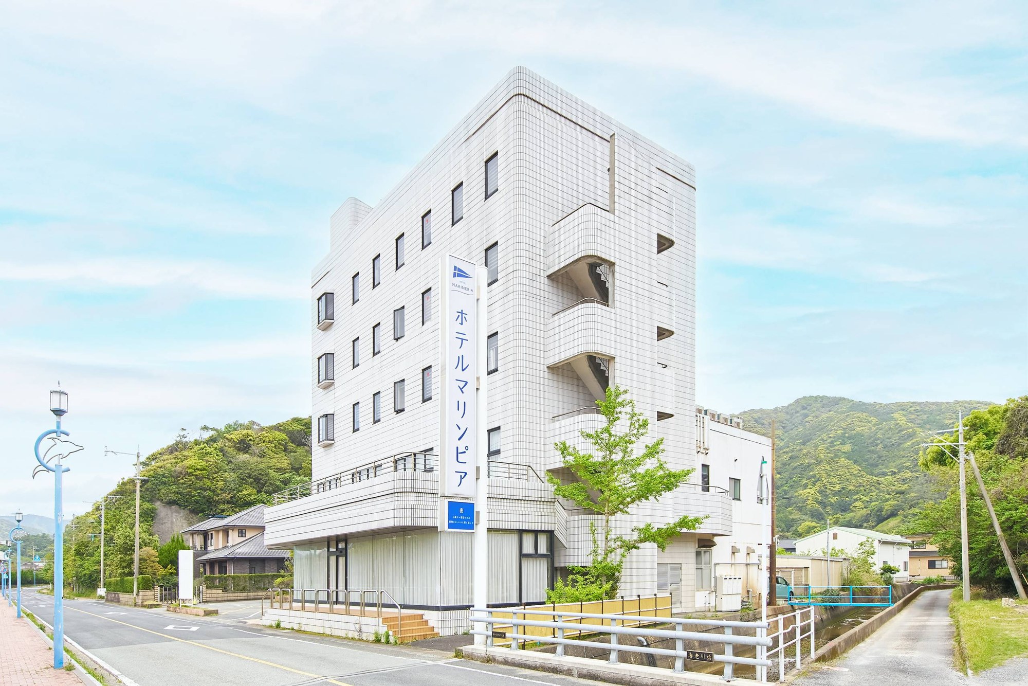 ホテル マリンピア — 新上五島町・有川郷 · 有川港から車で5分、蛤浜海水浴場に近い46室の白い外観