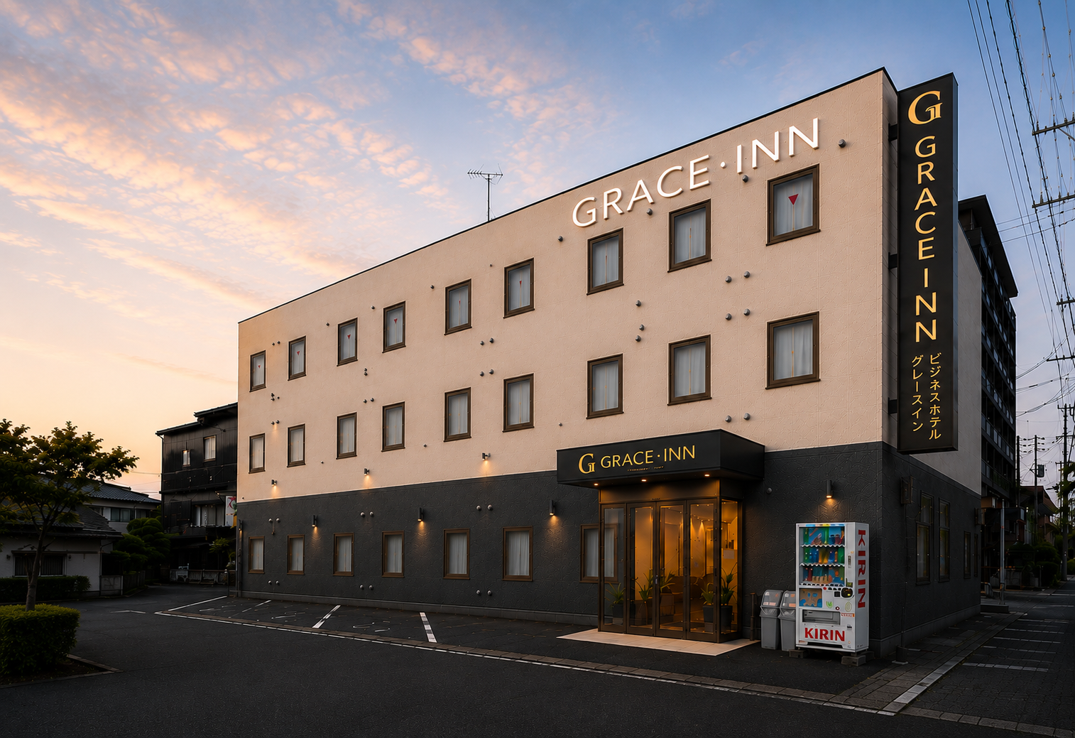 GRACE INN — 佐賀市鍋島 · 佐賀大学病院の正面に建つ全46室・3階建のホテルの外観（夕景）
