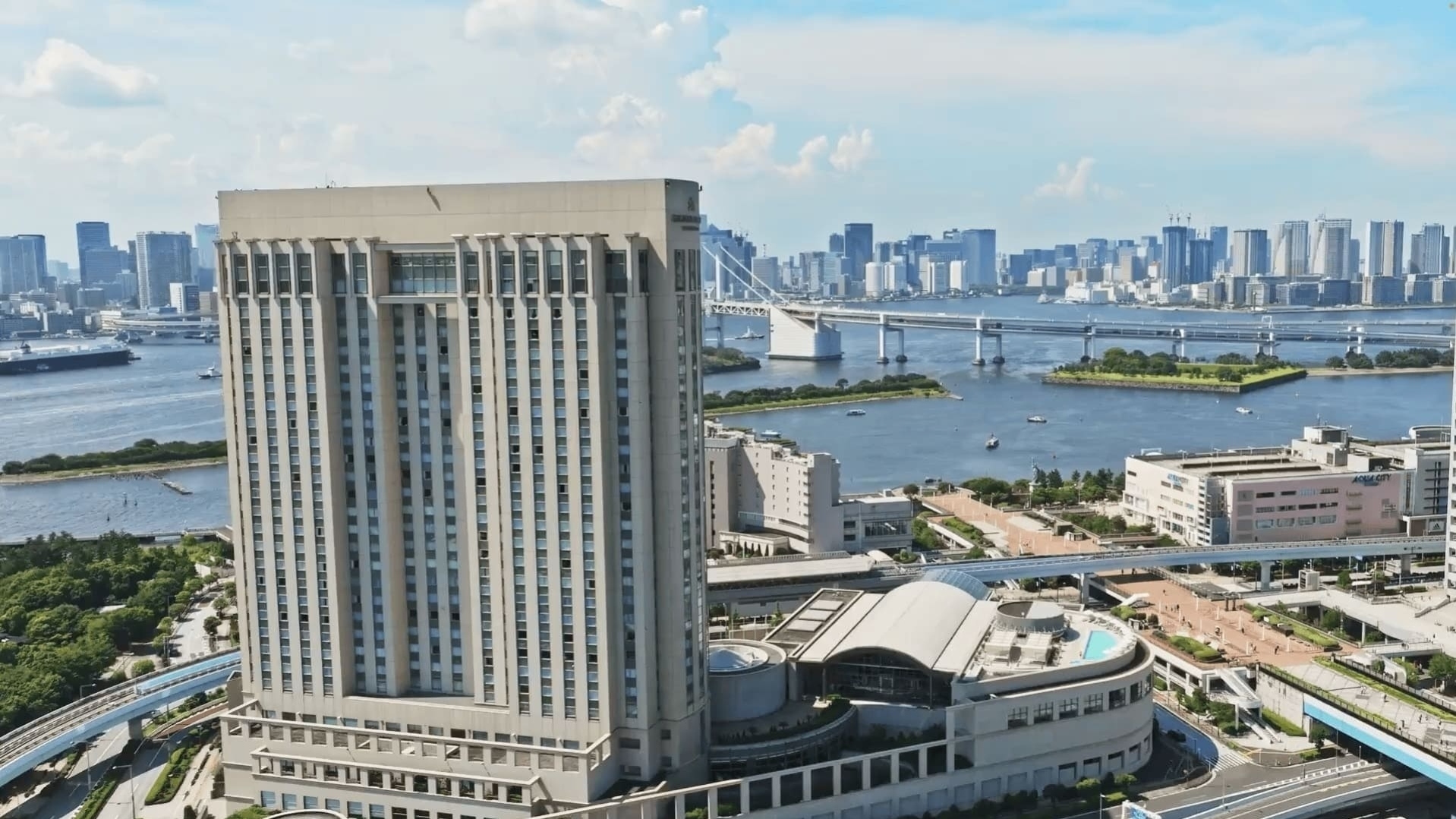 グランドニッコー東京 台場 — 東京都港区台場 · レインボーブリッジと東京湾を背にした高層の外観