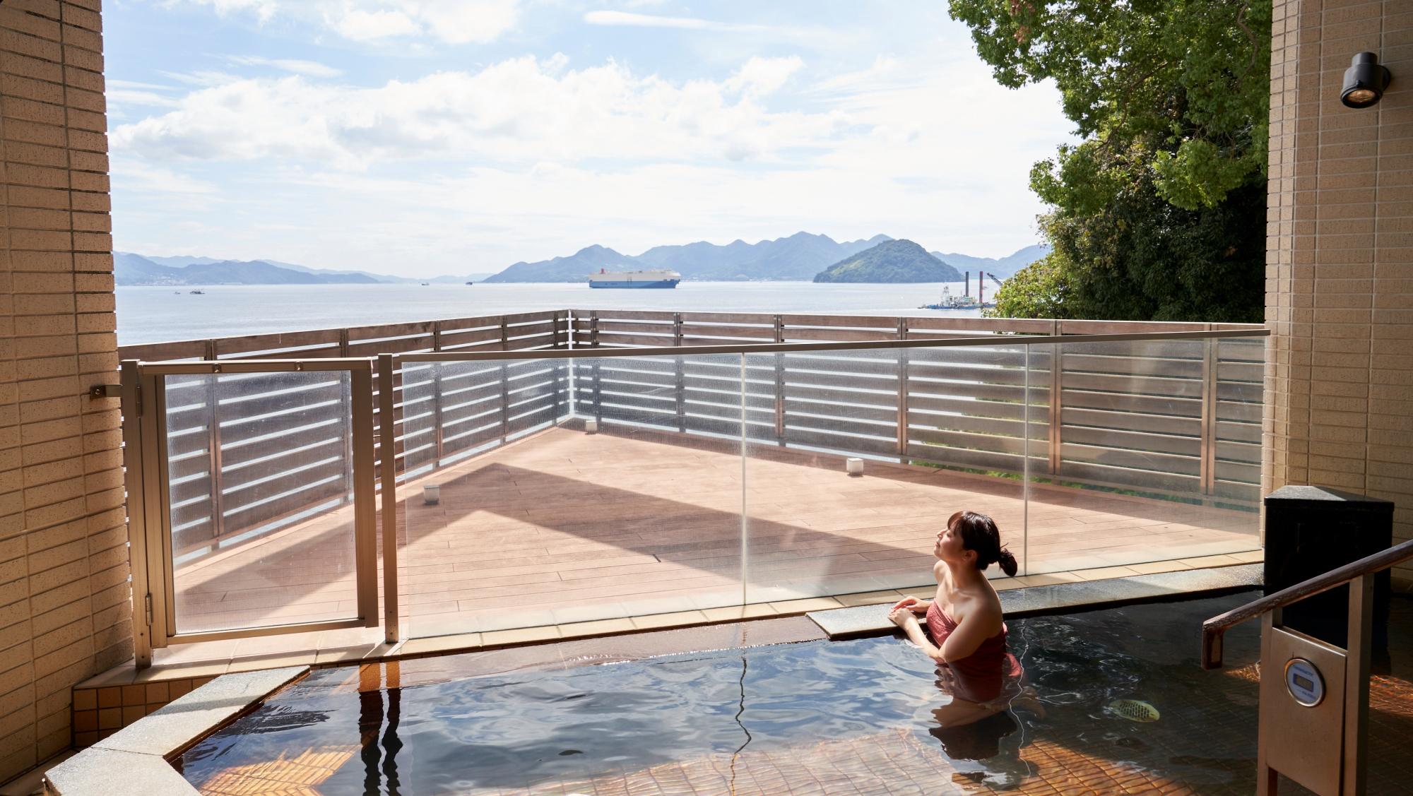 グランドプリンスホテル広島 — 3階の展望露天風呂 広島温泉「瀬戸の湯」 · 瀬戸内海と島々を望む露天風呂