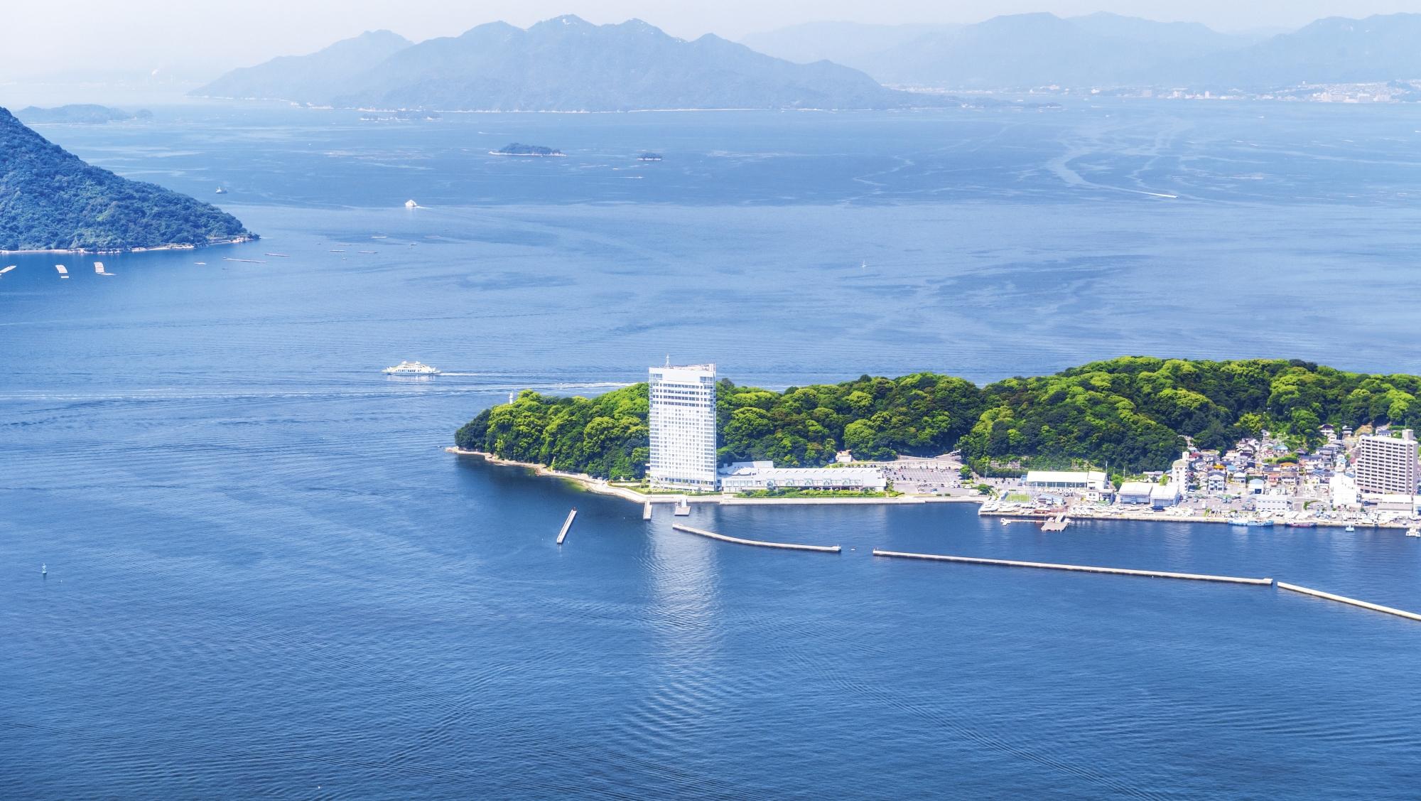 グランドプリンスホテル広島 — 広島市南区元宇品 · 瀬戸内海に突き出た元宇品の岬に建つ高層ホテルの空撮