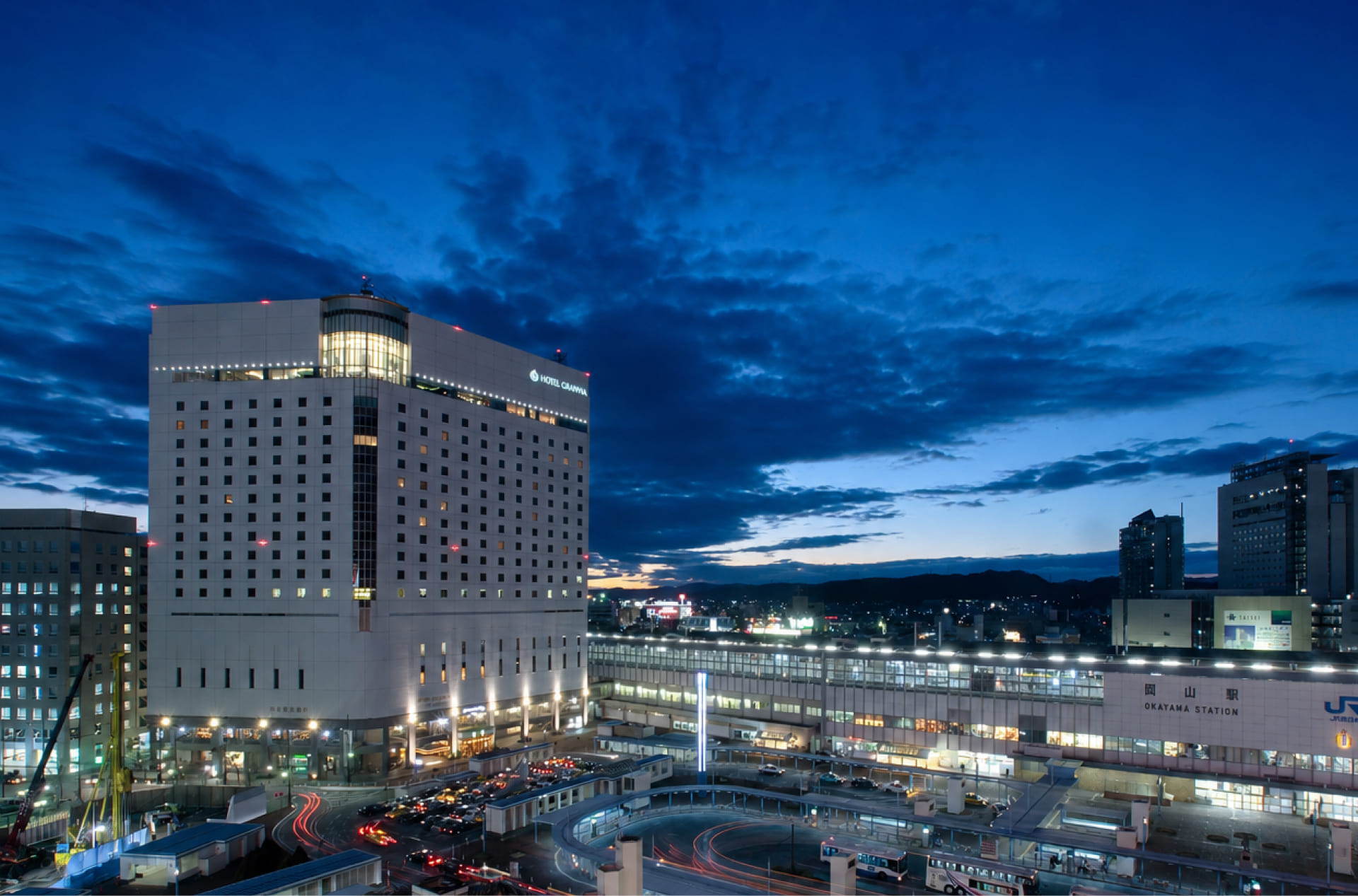 ホテルグランヴィア岡山 — JR岡山駅直結 · 駅前広場に面して建つシティホテルの夕景