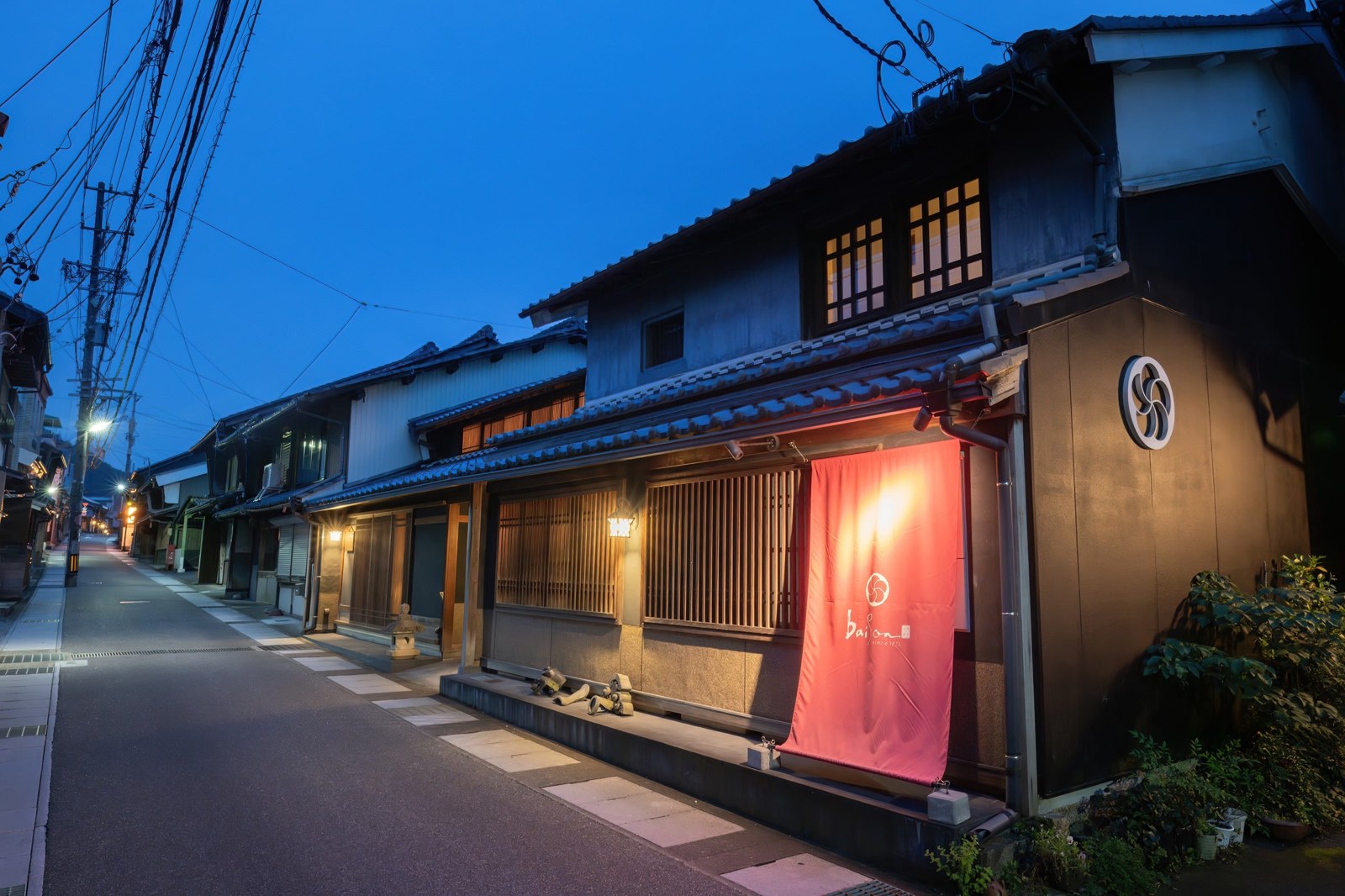 町家ホテル おやど baison — 岐阜県美濃市 · 夕暮れのうだつの町並みに建つ築約150年の町家外観