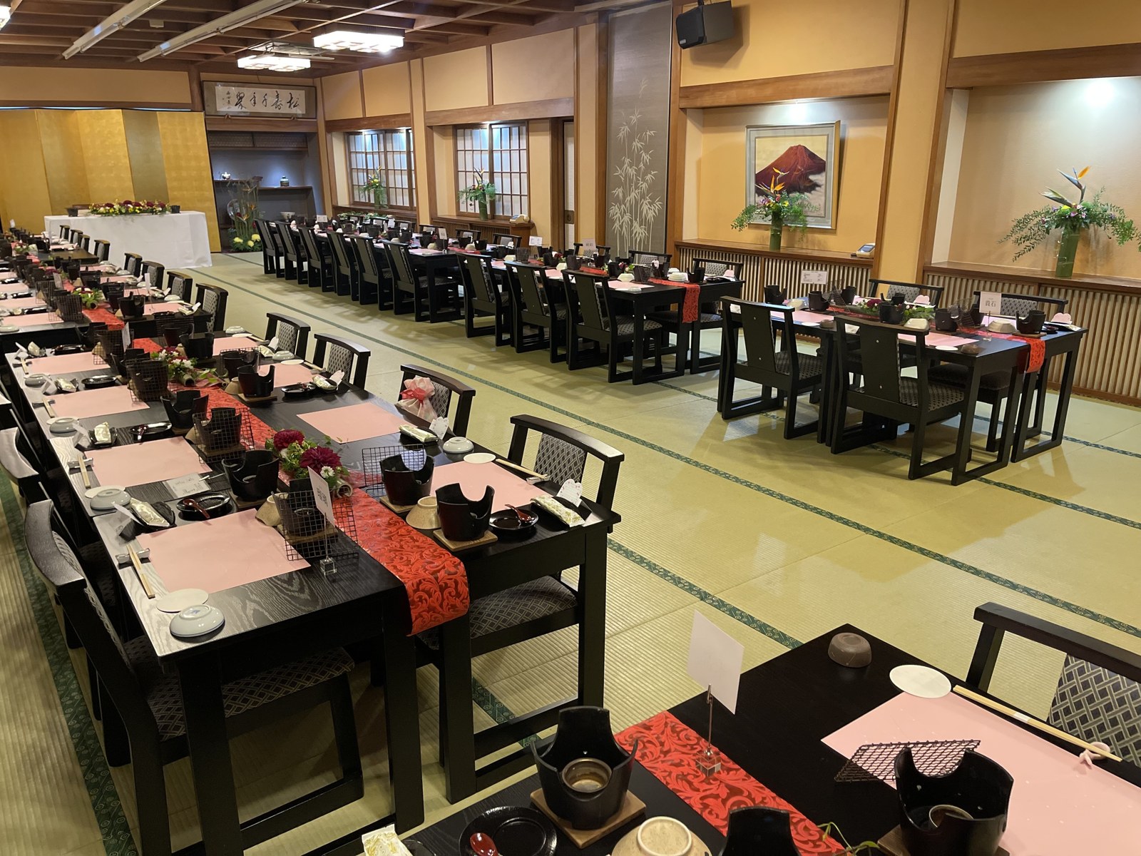 料理旅館 金松館 — 郡上市大和町 · 座卓が並ぶ畳敷きの食事処