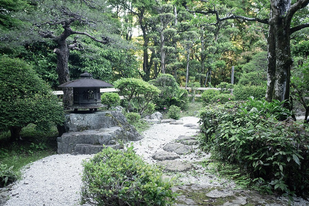 NAE 美濃 — 美濃市 · 石灯籠と飛び石を配した邸宅の庭園