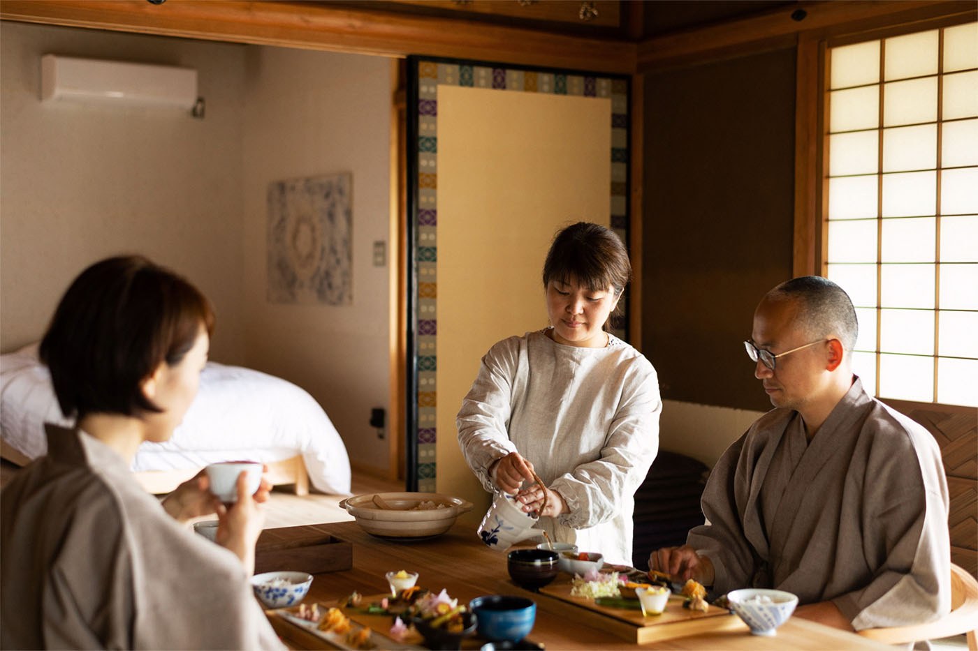 NAE 美濃 — 美濃市 · 和室で地元食材の朝食を囲む様子