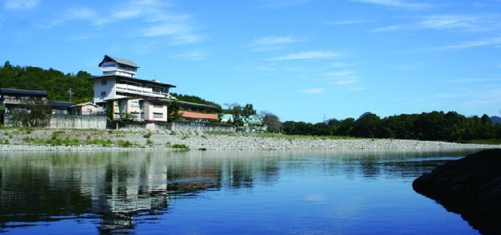 関観光ホテル — 岐阜県関市池尻 · 長良川の対岸から望む河畔の観光ホテル外観