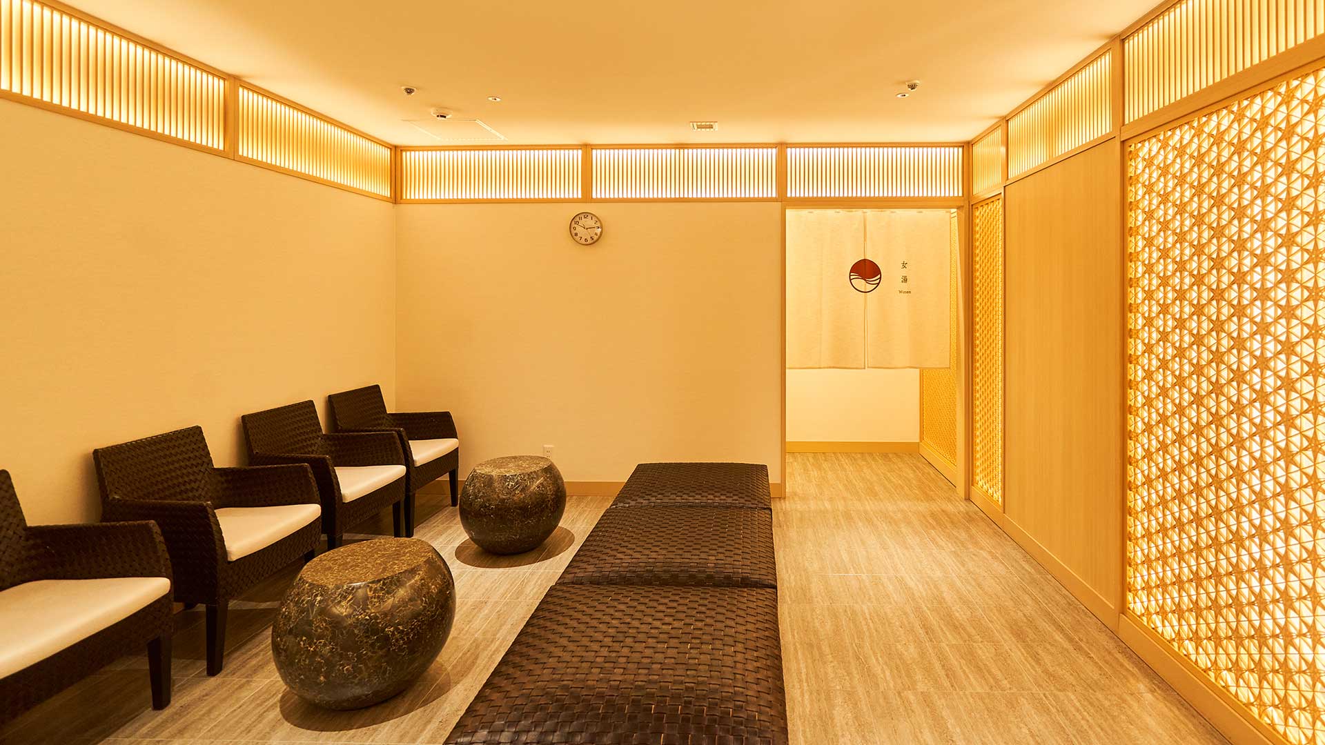 ホテルグローバルビュー八戸 — 2階 Spa umi · 大浴場に併設された木格子の休憩スペース