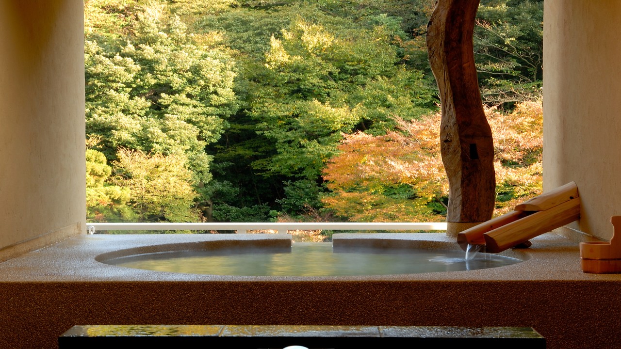 箱根水明荘 — 箱根町湯本 · 箱根湯本駅から徒歩2分、早川を望む温泉旅館の露天風呂
