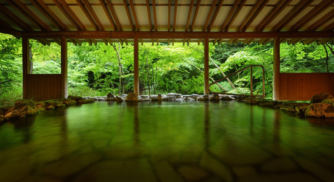 会津東山温泉 原瀧 — 会津若松市東山町湯本 · 湯川の渓谷に面した自家源泉掛け流しの露天風呂
