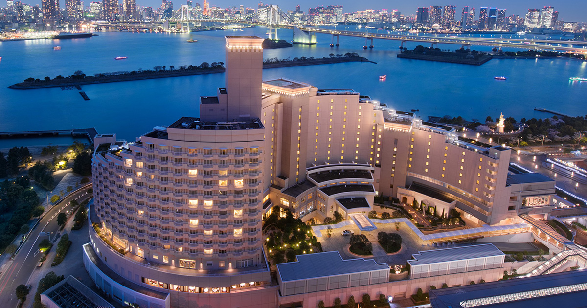 ヒルトン東京お台場 — 東京都港区台場 · 東京湾とレインボーブリッジを背にした弧を描く外観