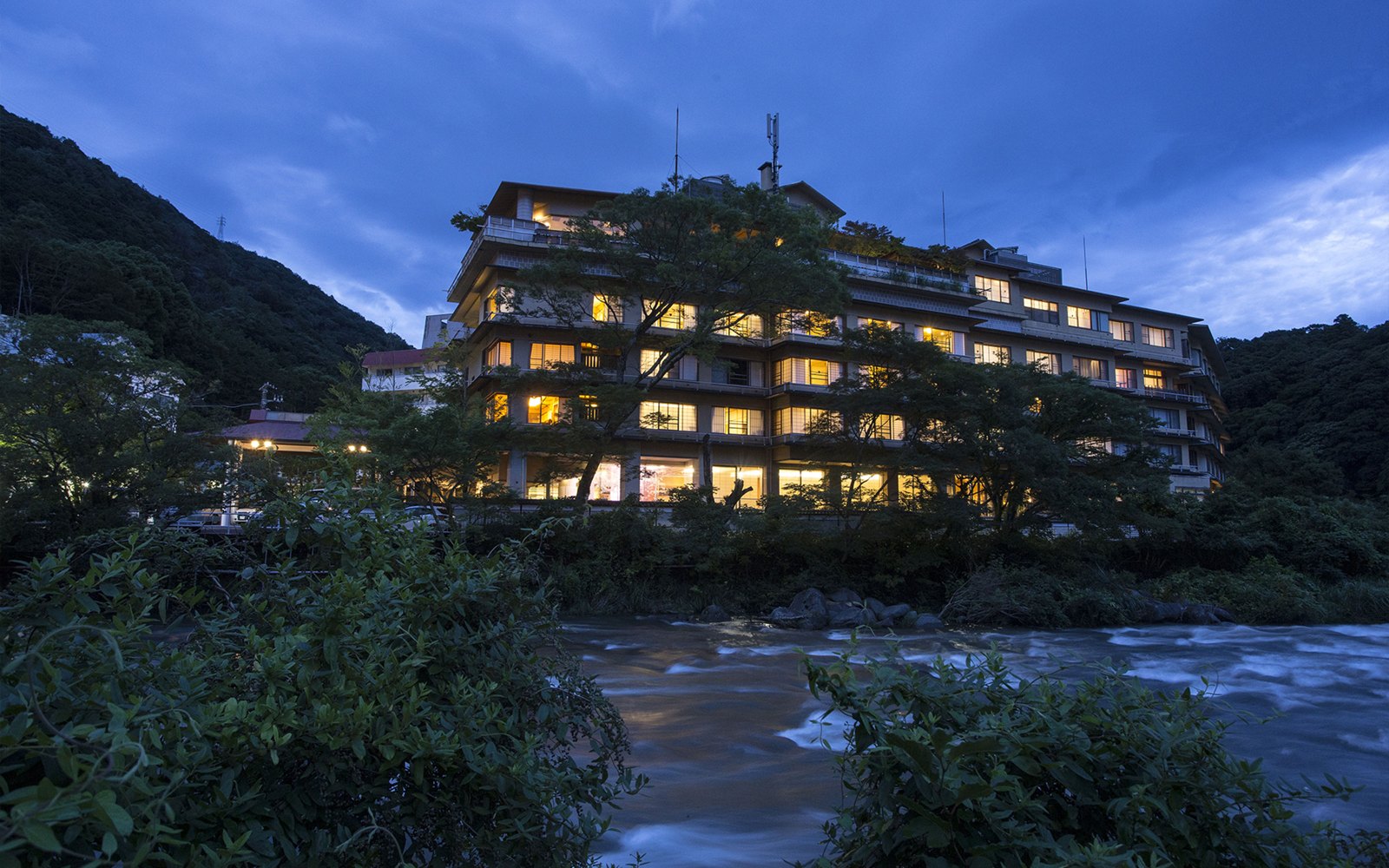 ホテル河鹿荘 — 箱根町湯本 · 川沿いに建つ夕景の外観